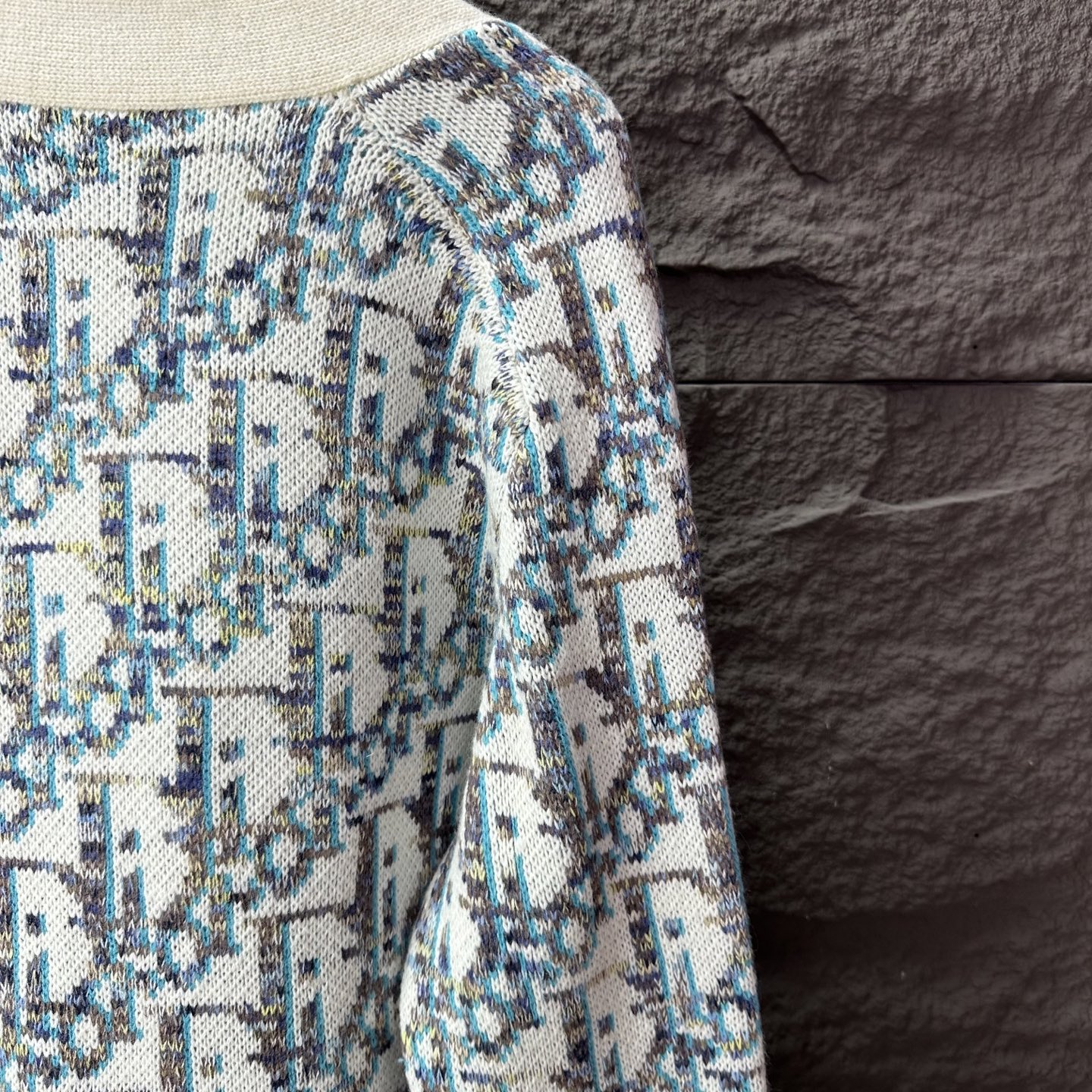 （顶级版本）迪奥2025新款提花满印logo情侣款V领针织开衫毛衣🔥高版本🔥高版本🔥32支羊毛混纺材质，