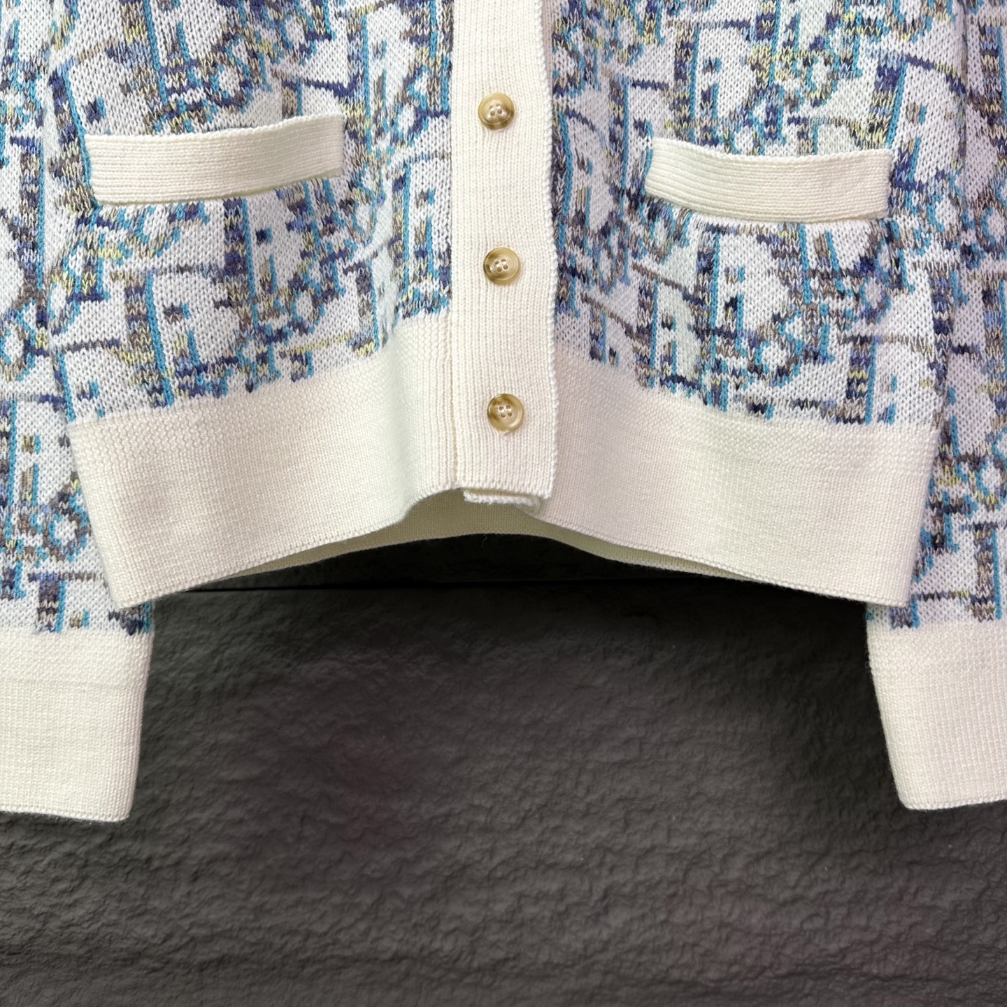 （顶级版本）迪奥2025新款提花满印logo情侣款V领针织开衫毛衣🔥高版本🔥高版本🔥32支羊毛混纺材质，