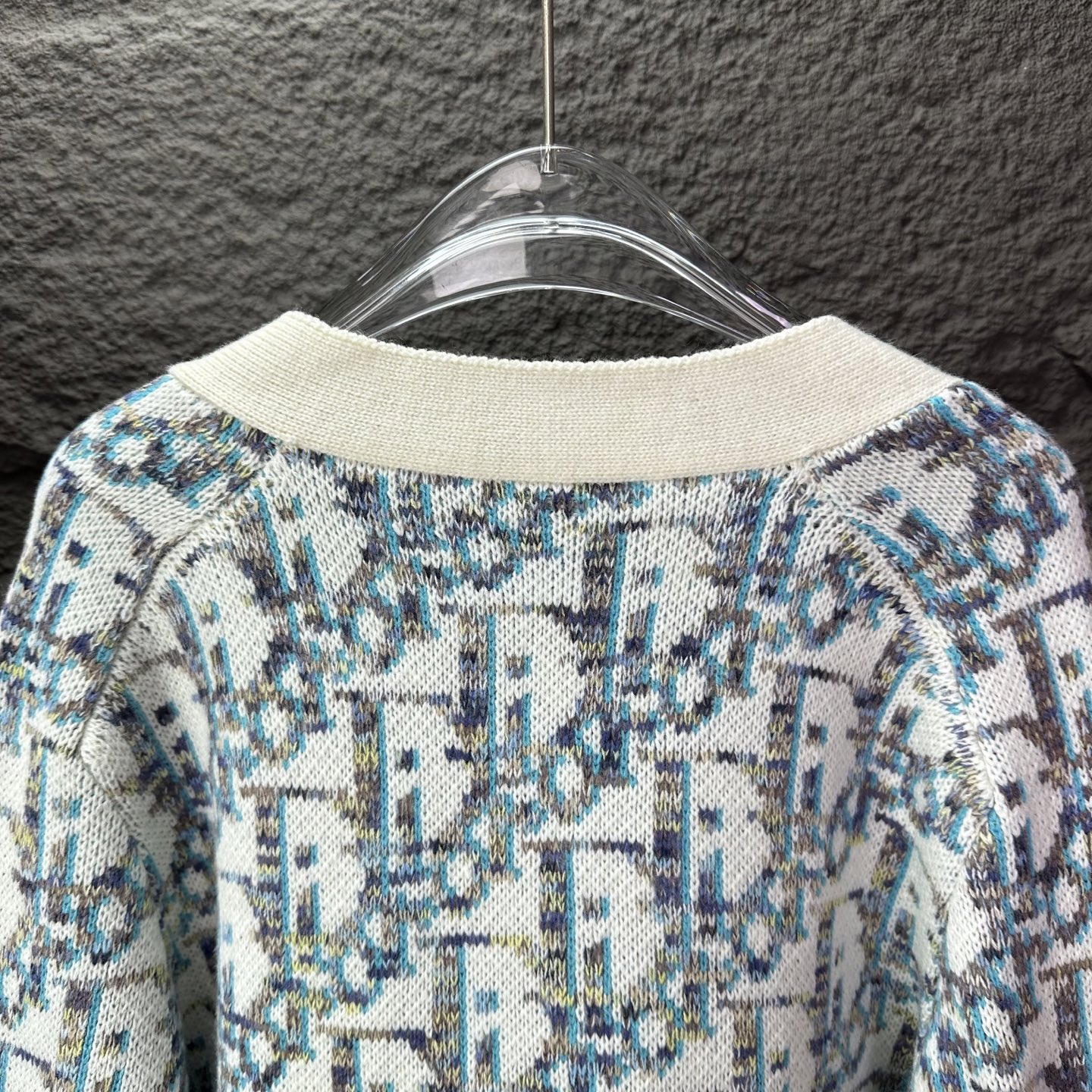 （顶级版本）迪奥2025新款提花满印logo情侣款V领针织开衫毛衣🔥高版本🔥高版本🔥32支羊毛混纺材质，