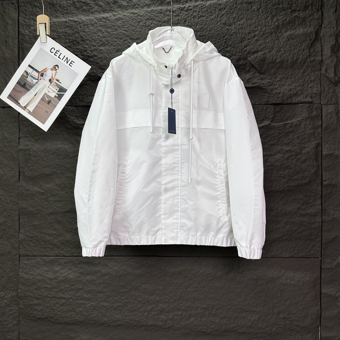 NO:528322,Donkey 2025 new chest badge hidden hat couple hooded zipper jacket High-version High-version Fabric is made of polyester fiber composite waterproof fabric Double-layer inner model Internet celebrity celebrity same version High-quality Fabric waterproof treatment, wear-resistant, light, breathable, waterproof, very comfortable to touch, fashionable and personalized Super versatile jacket, very suitable for both men and women, essentials for human hands Packaging Tags Collar Mark Washed Wheat Full Color White Size M-3XL,,louis vuitton,louis vuitton,jackets & coats,jackets & coats,hats,alexander wang19860909驴家2025新款胸前徽章隐藏帽子情侣款连帽拉链外套 高版本高版本 面料采用聚酯纤维复合防水面料 双层内里 网红明星同款  高版本 高 品质 面料防水处理,耐磨、轻薄、透气、防水、手感非常舒服  时尚又个性 超级百搭好看的一款夹克外套 男女都非常合适 人手必备款 包装 吊牌 领标 水洗麦 齐全 颜色白色 尺码M-3XL,,louis vuitton,louis vuitton,jackets & coats,jackets & coats,hats,alexander wang,Men's clothing