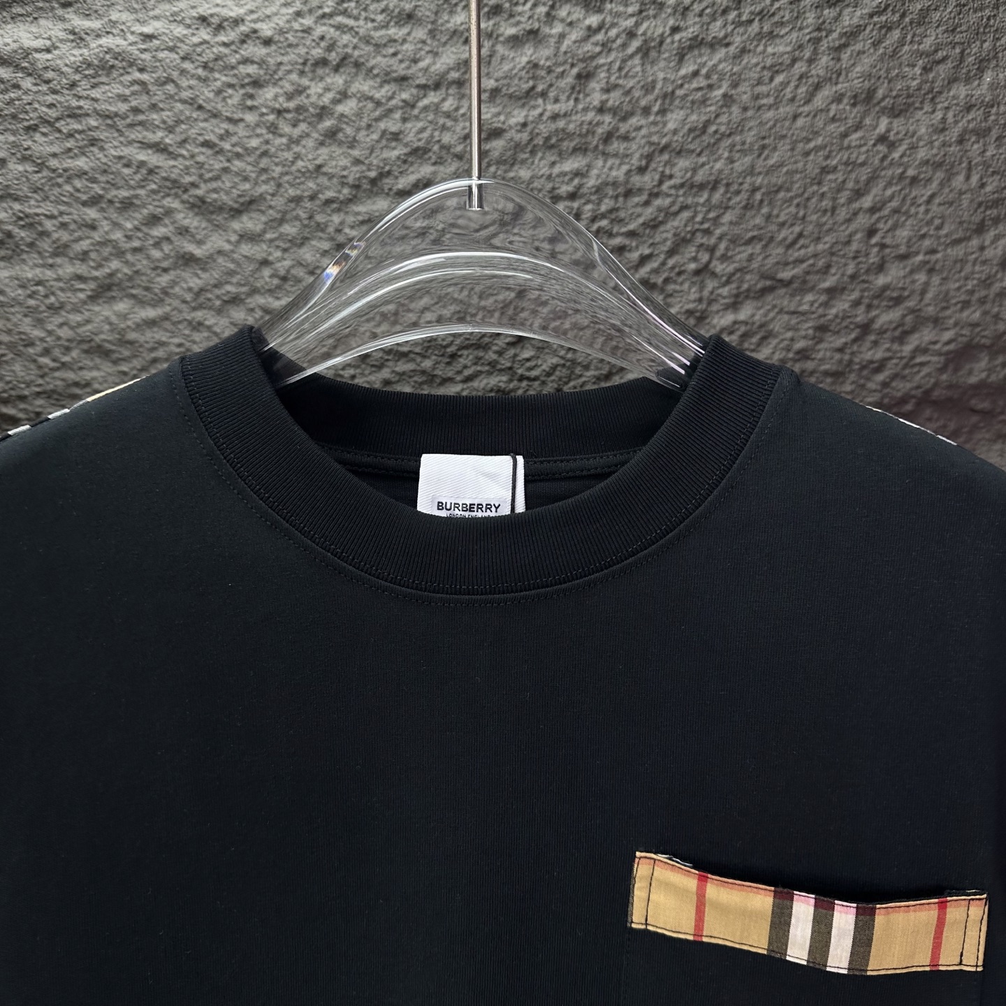 Burberry Camiseta de Manga Larga con Bolsillo a Cuadros para Hombre y Mujer 4 i1758903296144 4003 0 2