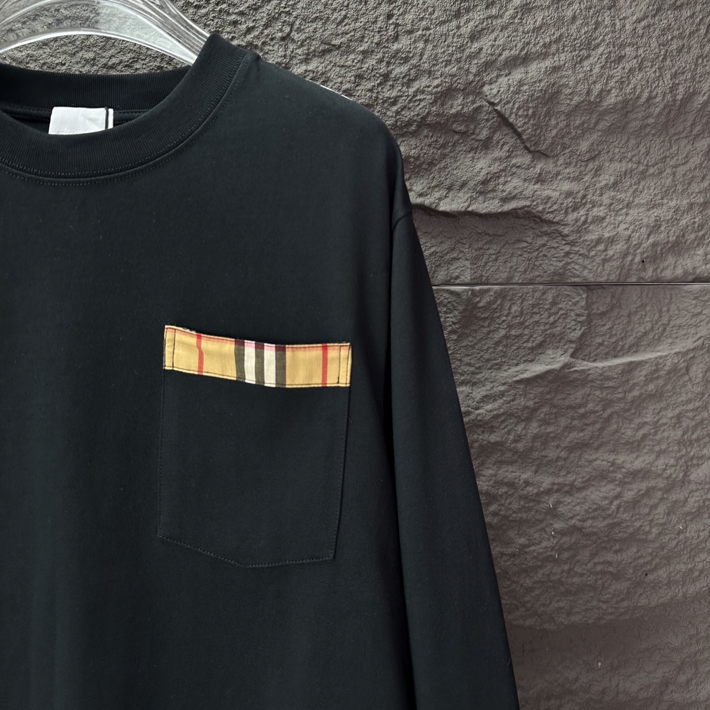 Burberry Camiseta de Manga Larga con Bolsillo a Cuadros para Hombre y Mujer 5 i1758903297127 649 0 3