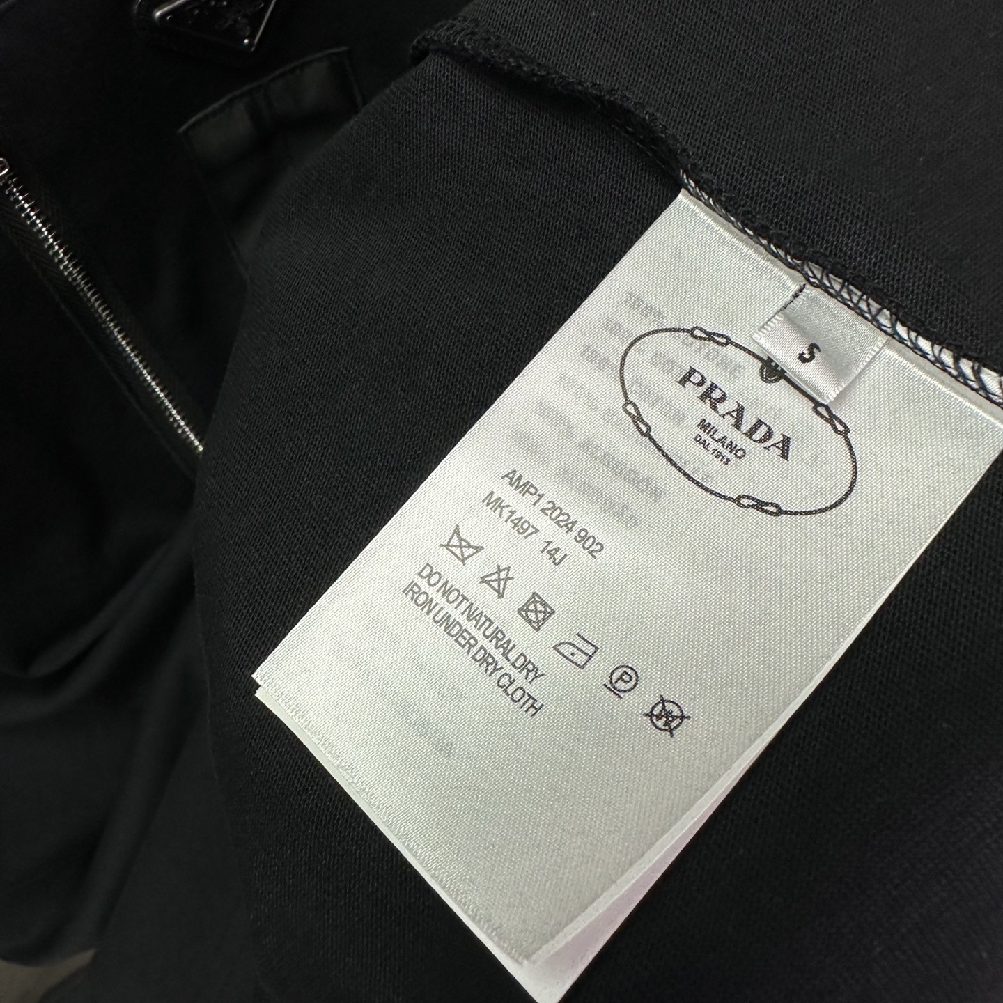 Prada 2025 Camiseta de Manga Larga con Bolsillo y Logo Triangular 8 i1758903339274 5277 0 6