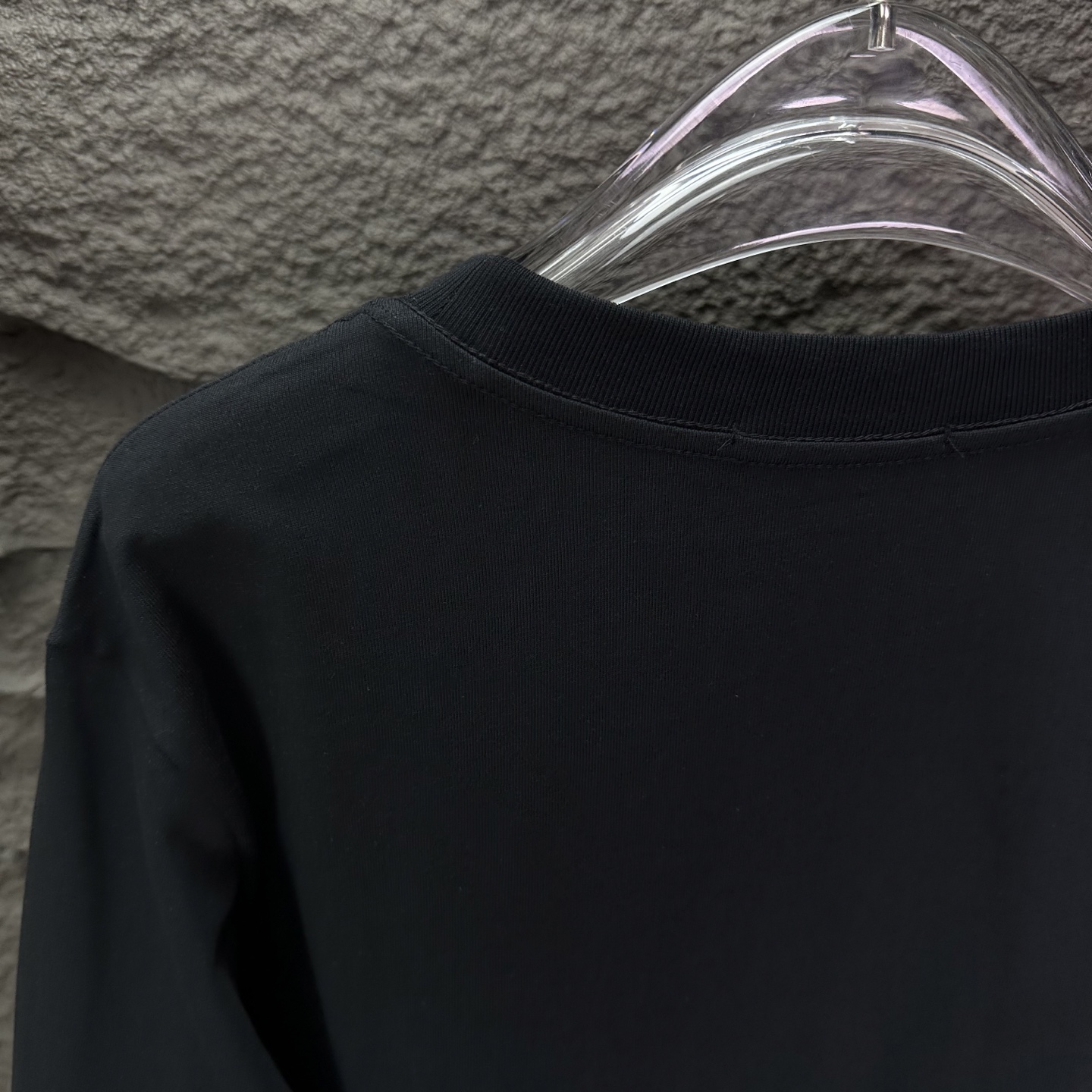 Prada 2025 Camiseta de Manga Larga con Bolsillo y Logo Triangular 9 i1758903339289 3461 0 7