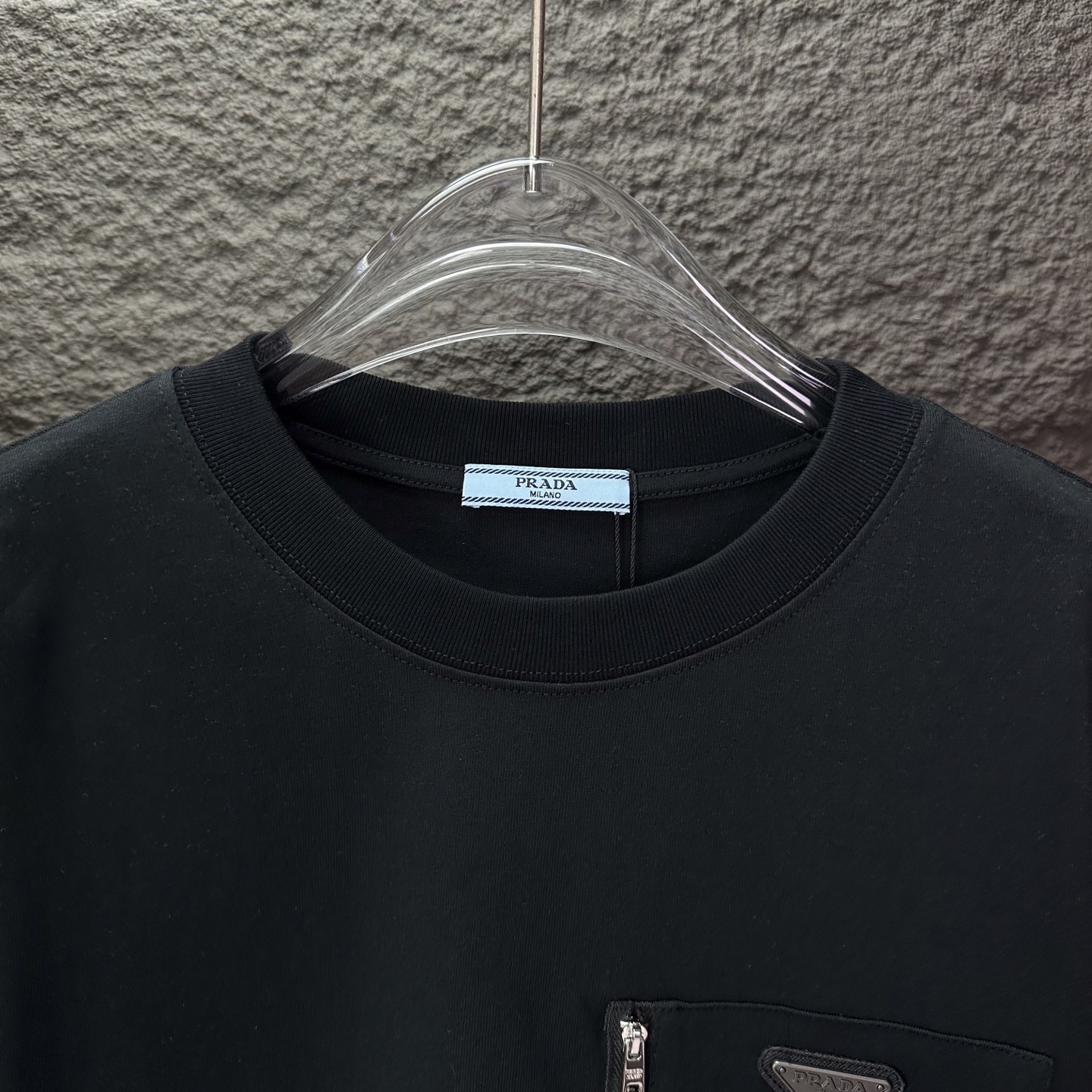 Prada 2025 Camiseta de Manga Larga con Bolsillo y Logo Triangular 4 i1758903339336 7729 0 2