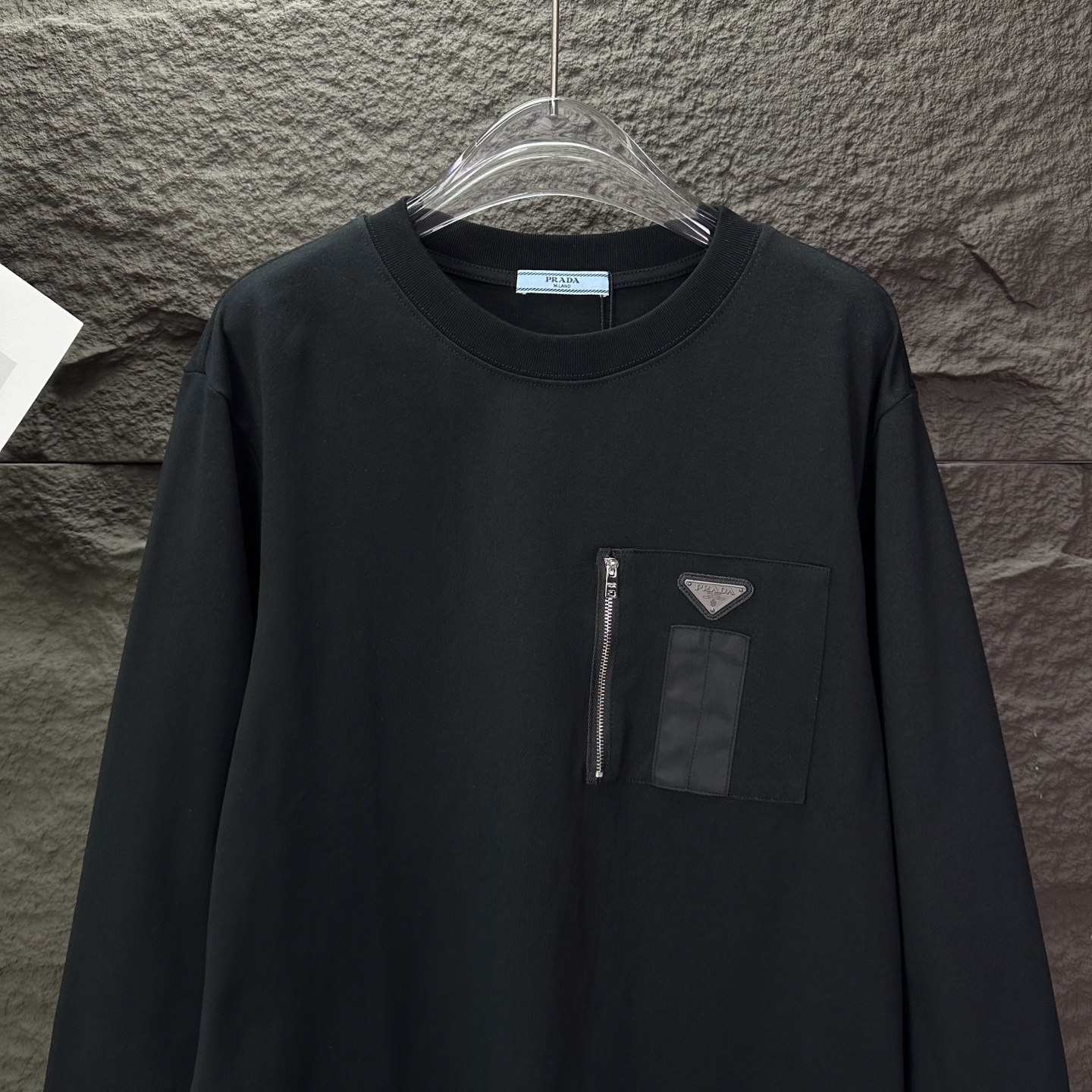 Prada 2025 Camiseta de Manga Larga con Bolsillo y Logo Triangular 6 i1758903339381 2571 0 4