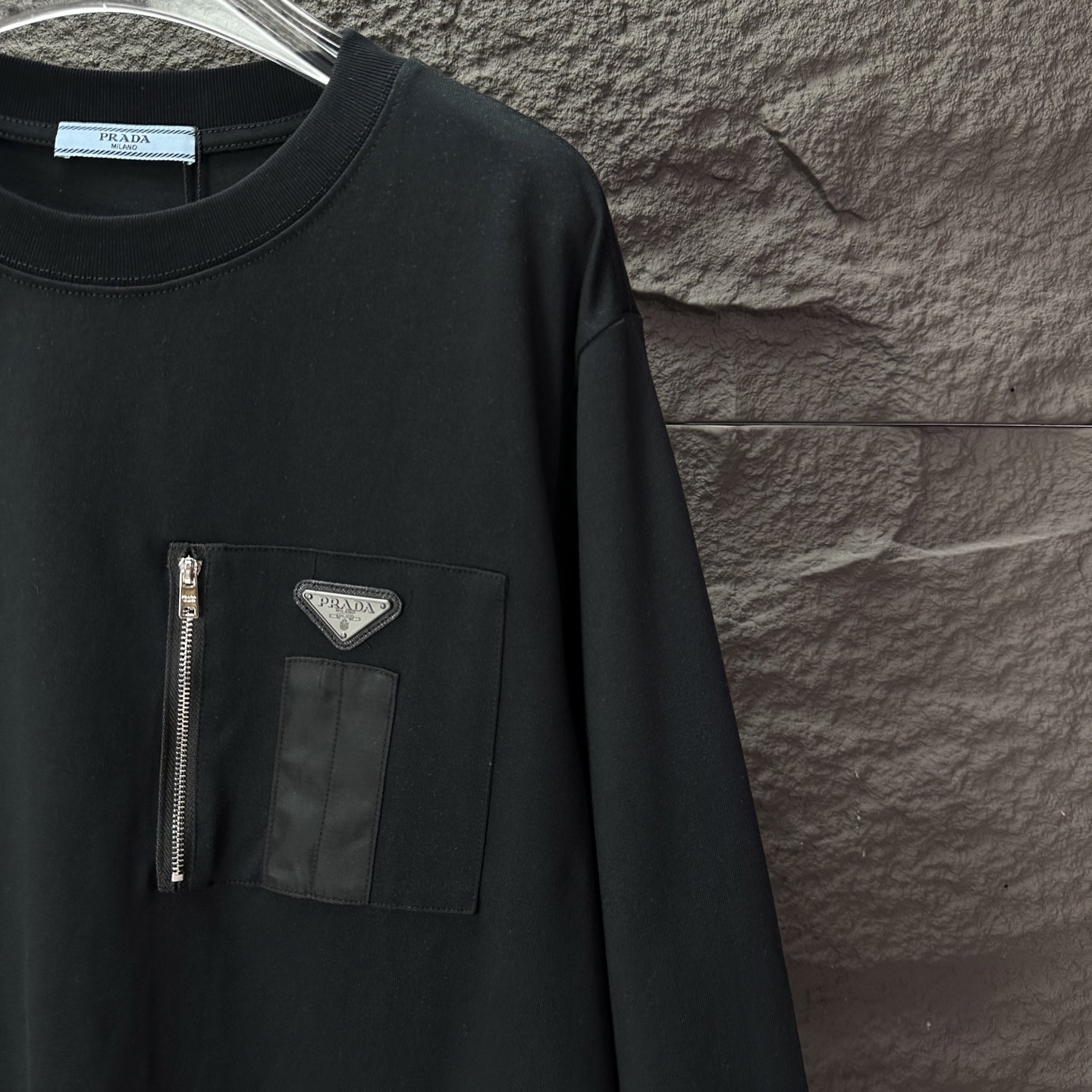 Prada 2025 Camiseta de Manga Larga con Bolsillo y Logo Triangular 5 i1758903340657 8448 0 3