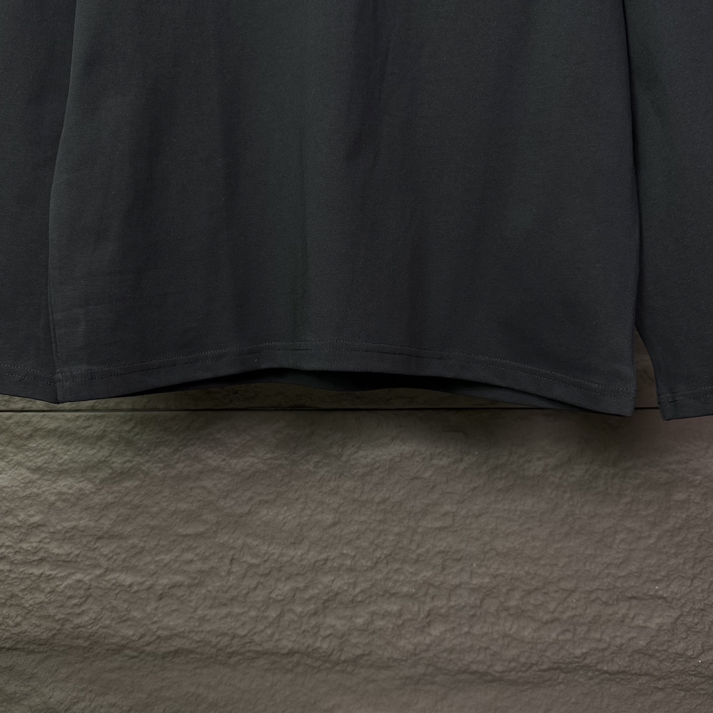 Prada 2025 Camiseta de Manga Larga con Bolsillo y Logo Triangular 7 i1758903341164 5159 0 5