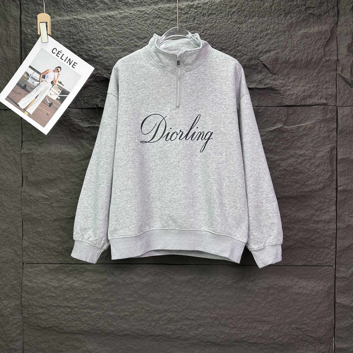 P190



迪奥2025新款半拉链字母logo情侣款立领卫衣
🔥高版本🔥高版本🔥
原版面料 数码直喷印花工艺  网红明星同款 
 高版本 高 品质😘😘
面料采用高克重华棉面料 手感非常舒服  
时尚又个性  超级百搭好看的一款卫衣
男女都非常合适  人手必备款 
包装 吊牌 领标 水洗麦 齐全👍
颜色：黑色、灰色、白色
尺码：S-XL