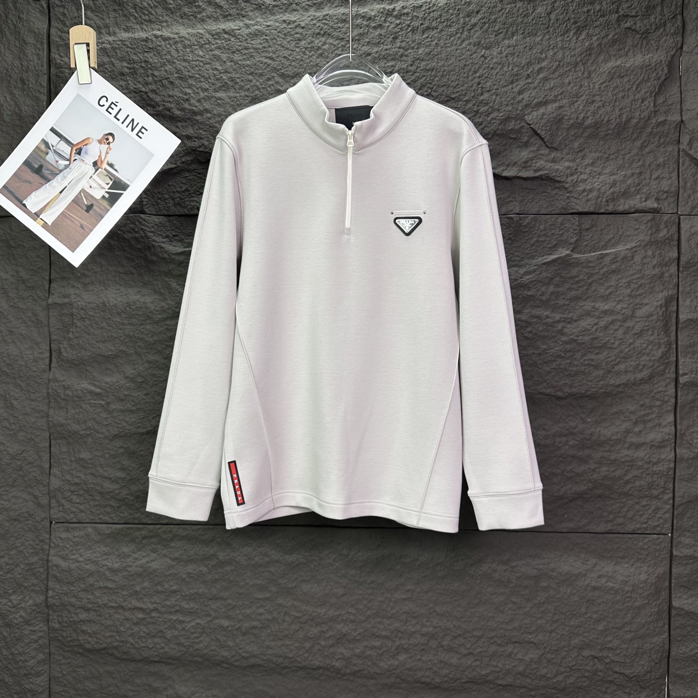 קולקציית פרדה 2025 סווטר צווארון ריצ’ר חצי מתכת ונוחות עם לוגו מתכת של פרדה