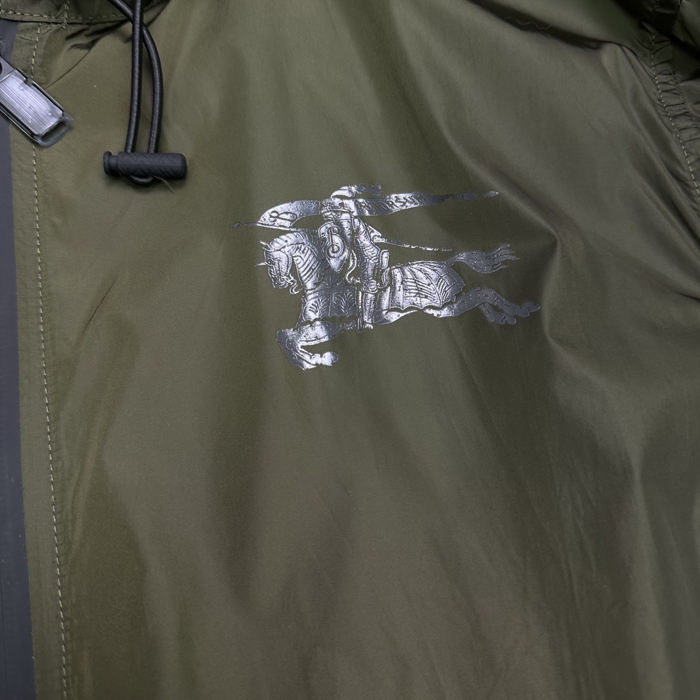 Burberry 巴宝莉2026新款战马徽章logo尼龙 连帽夹克外套