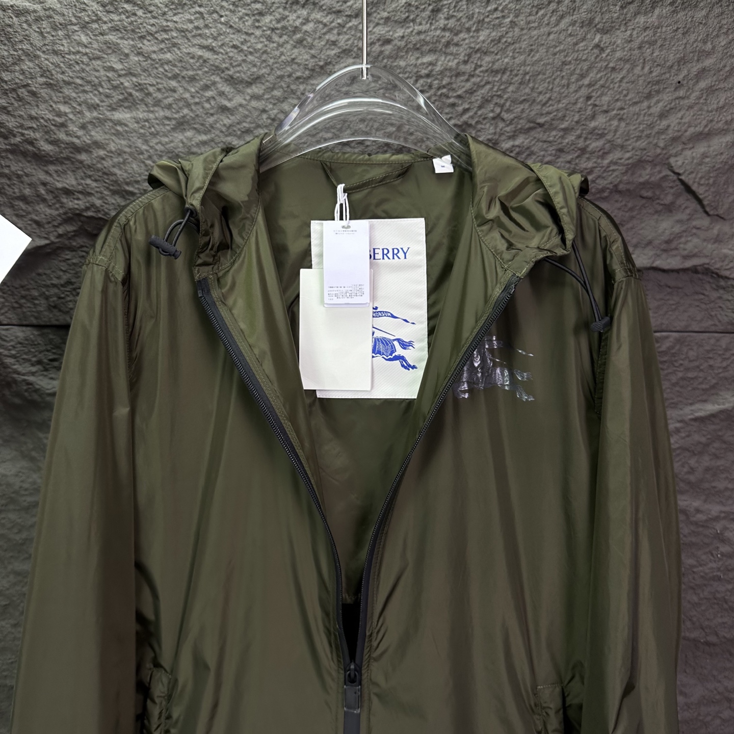 Burberry 巴宝莉2026新款战马徽章logo尼龙 连帽夹克外套
