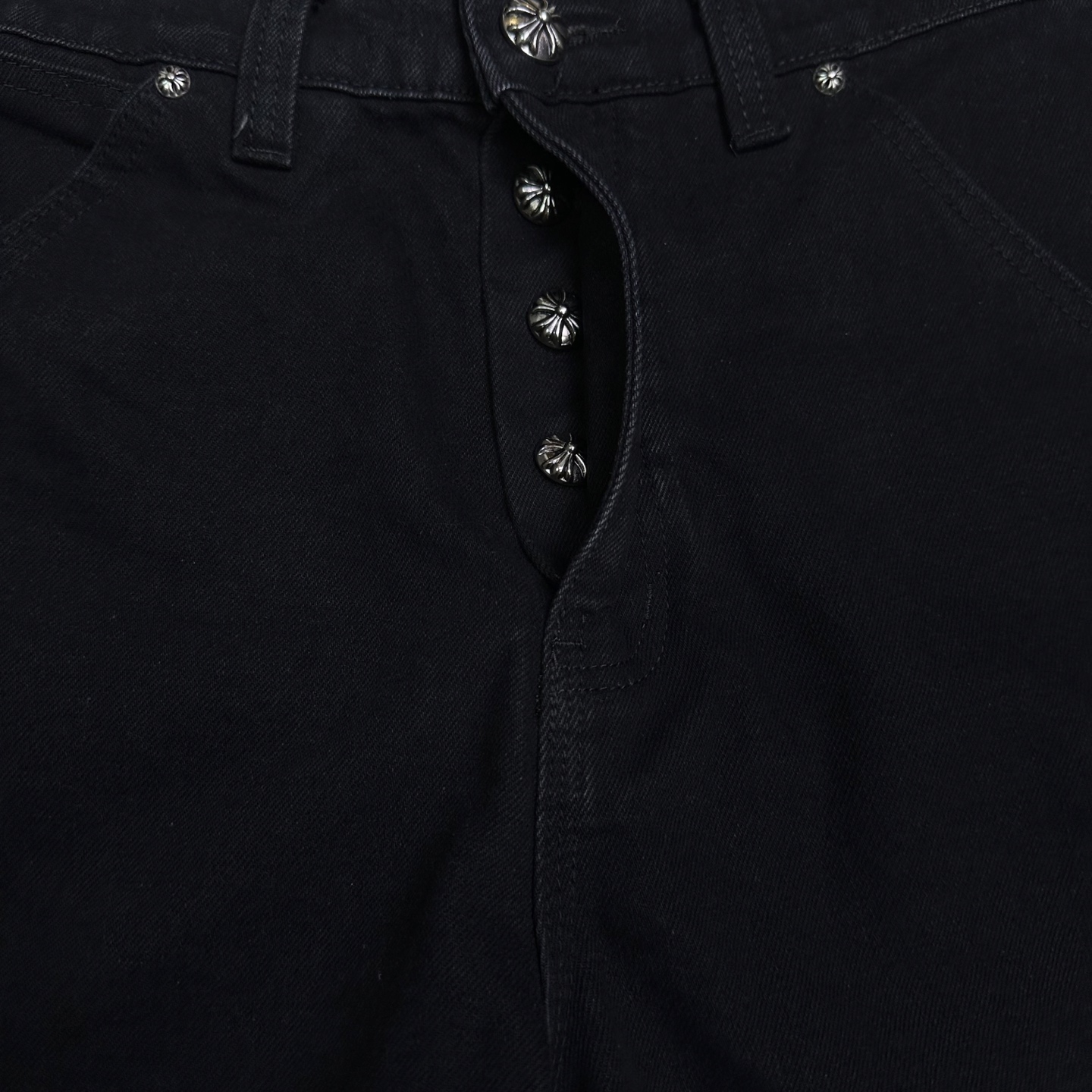 Chrome Hearts 克罗心2026新款伐木口袋刺绣十字架拼皮 水洗宽松牛仔短裤