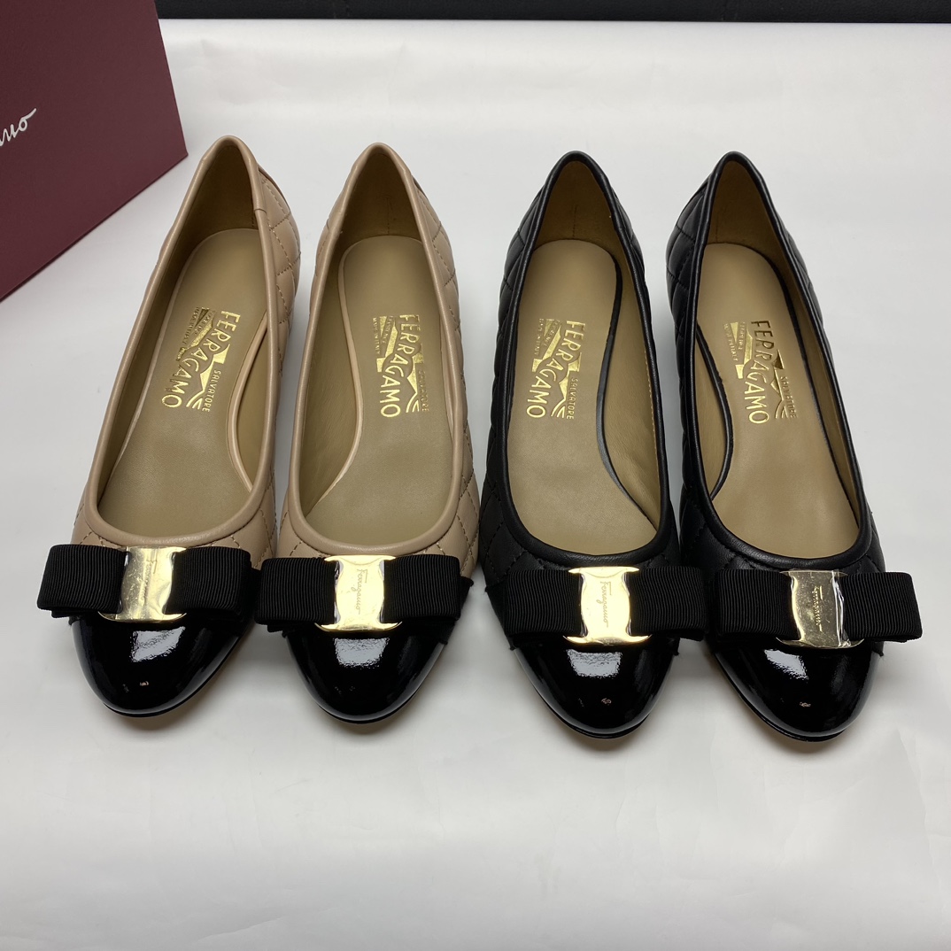 NO:605094,F family!  The highest version of bow diamond pattern women's shoes!  I don’t need to say more about the famous name of Fila. Basically, it is a shoe that every woman must have. Anyone who has worn authentic shoes knows the importance of details, and details determine everything!  Classic style, imported patent leather upper spliced ​​with sheepskin upper (the shoe is super soft) diamond pattern design, sheepskin lining!  The workmanship is very difficult, and the Italian leather outsole is really hard to come by!  The quality of Fila's family has always been pursuing ingenuity and craftsmanship, and all the products they received were applauded and praised. This pair of patent leather spliced ​​shoes is considered the originator of the classic, and every star must have a pair!  Look carefully at the bow. It is three-dimensional and upright, with a rounded and natural full arc. It is matched with a Feijia mirror metal buckle. It appears on the paper and is lifelike, as if it can dance in an instant ~ it is full of three-dimensionality and the texture can be seen at a glance!  All old fans of Ferragamo know that Ferragamo and D last are suitable for many girls. The great thing is that they are comfortable on the feet but still look very slim when worn!  Code number: 3.5=34, 4.5=35, 5.5=36, 6.5=37, 7.5=38, 8.5=39, 9.5=40 standard code, [34, 40 custom made, non-refundable] original box packaging, with dust bag card, warm reminder!  Genuine leather soles need to be placed on the carpet when trying them on. Be careful not to step on the flowered soles, which will affect secondary sales and cannot be exchanged for spot sales!  Highly recommended to keep for yourself!  ,,ferragamo,fendi,sheepskin,Leather soles19860909F家！最高版本 蝴蝶结菱格纹女单鞋 ！ 菲拉的鼎鼎大名不需要我多说了 基本上是每个女人都必须有的鞋款 .穿过正品的都知道细节的重要性,细节决定一切！ 经典款,进口漆皮鞋面拼接羊皮鞋面（鞋子超级柔软）菱格纹设计,羊皮内里！ 其做工非常有难度,意大利真皮大底,得来实属不易 ！菲拉家的品质一直追求匠心的工艺,所到产品无不被拍手称赞,这款漆皮拼接的单鞋算是经典的鼻祖了,每个明星必备一双！ 仔细看蝴蝶结 立体挺立 弧度圆润自然饱满 搭配菲家镜面金属扣 跃然纸上 栩栩如生 仿佛瞬间就能翩翩起舞～立体感十足,质感更是一览无余！ 菲拉格慕的老粉都懂,菲拉,D楦适合太多数姑娘,厉害的地方在于上脚舒服但是穿起来还非常显瘦！ 码数:3.5=34,4.5=35,5.5=36,6.5=37,7.5=38,8.5=39,9.5=40标准码,【34,40订做不退换】原盒包装,配防尘袋卡片,温馨提示 ！真皮底在试穿的时候需要垫在地毯上面试穿 注意不要踩花鞋底 影响二次销售不可换现货发售！强烈建议自留！,,ferragamo,fendi,sheepskin,Leather soles,Men's shoes