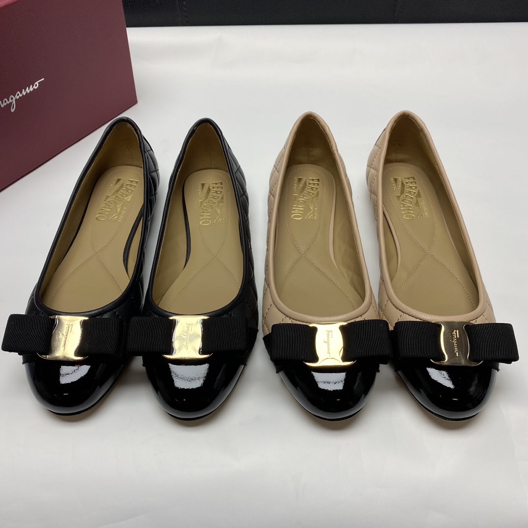 NO:605097,F family bow diamond pattern women's shoes!  I don’t need to say more about the famous name of Fila. Basically, it is a shoe that every woman must have. Anyone who has worn authentic shoes knows the importance of details, and details determine everything!  Classic model, imported patent leather upper spliced ​​with sheepskin upper (shoes are super soft) rhombus pattern design, sheepskin lining!  The workmanship is very difficult, and the Italian leather outsole is really hard to come by!  The quality of Fila's family has always been pursuing ingenuity and craftsmanship, and all the products they received were applauded and praised. This pair of patent leather spliced ​​shoes is considered the originator of the classic, and every star must have a pair!  Look carefully at the bow. It is three-dimensional and upright, with a rounded and natural full arc. It is matched with a Feijia mirror metal buckle. It appears on the paper and is lifelike, as if it can dance in an instant ~ it is full of three-dimensionality and the texture can be seen at a glance!  The size is D. Ferragamo’s old fans all know that Fila, D last is suitable for many girls. The great thing is that it is comfortable on the feet but still looks very slim when worn!  Code numbers: 34, 35, 36, 37, 38, 39, 40 standard codes, [34, 40 custom made, non-refundable] original box packaging, with dust bag card, warm reminder!  Genuine leather soles need to be placed on the carpet when trying them on. Be careful not to step on the flowered soles, which will affect secondary sales and cannot be exchanged for spot sales!  Highly recommended to keep for yourself!  ,,ferragamo,fendi,sheepskin,Leather soles19860909F家 蝴蝶结菱格纹女单鞋 ！ 菲拉的鼎鼎大名不需要我多说了 基本上是每个女人都必须有的鞋款 .穿过正品的都知道细节的重要性,细节决定一切！ 经典款,进口漆皮鞋面拼接羊皮鞋面（鞋子超级柔软）菱格纹设计,羊皮内里！ 其做工非常有难度,意大利真皮大底,得来实属不易 ！菲拉家的品质一直追求匠心的工艺,所到产品无不被拍手称赞,这款漆皮拼接的单鞋算是经典的鼻祖了,每个明星必备一双！ 仔细看蝴蝶结 立体挺立 弧度圆润自然饱满 搭配菲家镜面金属扣 跃然纸上 栩栩如生 仿佛瞬间就能翩翩起舞～立体感十足,质感更是一览无余！ 码数是D码,菲拉格慕的老粉都懂,菲拉,D楦适合太多数姑娘,厉害的地方在于上脚舒服但是穿起来还非常显瘦！ 码数:34,35,36,37,38,39,40标准码,【34,40订做不退换】原盒包装,配防尘袋卡片,温馨提示 ！真皮底在试穿的时候需要垫在地毯上面试穿 注意不要踩花鞋底 影响二次销售不可换现货发售！强烈建议自留！,,ferragamo,fendi,sheepskin,Leather soles,Men's shoes