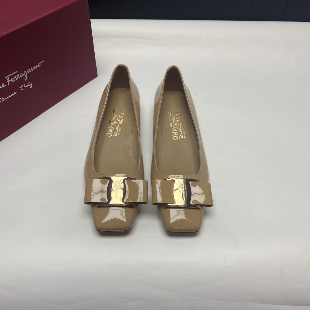 NO:605088,Ferragamo square-toe shoes have always adhered to a fashionable and simple style and are designed based on the diverse needs of modern women. With this pair of extremely comfortable FERRAGAMO shoes, it is not a problem to go shopping with your girlfriends all day long. It does not make you breathless, and the key is that you are very good-looking. Who dares to say that flat soles are not fashionable?  The bow design, which is not exaggerated, can also show a different kind of sweet style. The handsome small rectangular toe design does not pick up on the foot shape and makes the feet look more delicate. The use of solid color design cleverly injects an elegant taste. The design of the small thick heel makes it easy to wear.  pressure, adding a retro flavor. Simple but not simple design. The fabric is imported cow patent leather, which is delicate and smooth; the genuine leather outsole imported from Italy has a large hem without rebounding, and the inner sheepskin is comfortable and breathable for the upper foot; the code number is 35.36.37.38.39.40 regular code  Original box packaging!  Warm reminder: Genuine leather soles need to be placed on the carpet when trying them on. Do not step on the patterned soles, which will affect secondary sales and cannot be exchanged.,,ferragamo,ferragamo,sheepskin,Leather soles19860909菲拉格慕Ferragamo方头单鞋菲拉一直坚持时尚简约的风格以适合现代化女性的多元化需求为设计基础.美美的装扮搭上这双舒服到爆的FERRAGAMO菲拉格慕单鞋,和闺蜜逛个一天街都不是问题,不带喘的,关键是颜值也是超高的,谁还敢说平底不时髦？并不夸张的蝴蝶结的设计,也能展现出别样的甜美范.帅气的的小长方鞋头设计,不挑脚型的同时,让脚显得更加秀气.运用了纯色的设计,巧妙的注入了优雅的味道.小粗跟的设计,让穿着无压力,增添复古味道.简约而不简单的设计.面料进口牛漆皮,细腻光滑；意大利进口真皮大底,大幅度折边不反弹,内里羊皮,上脚舒适透气；码数35.36.37.38.39.40正码 原盒包装！温馨提示,真皮底在试穿时需要垫在地毯上面,不要踩花鞋底影响二次销售不可换.,,ferragamo,ferragamo,sheepskin,Leather soles,Men's shoes