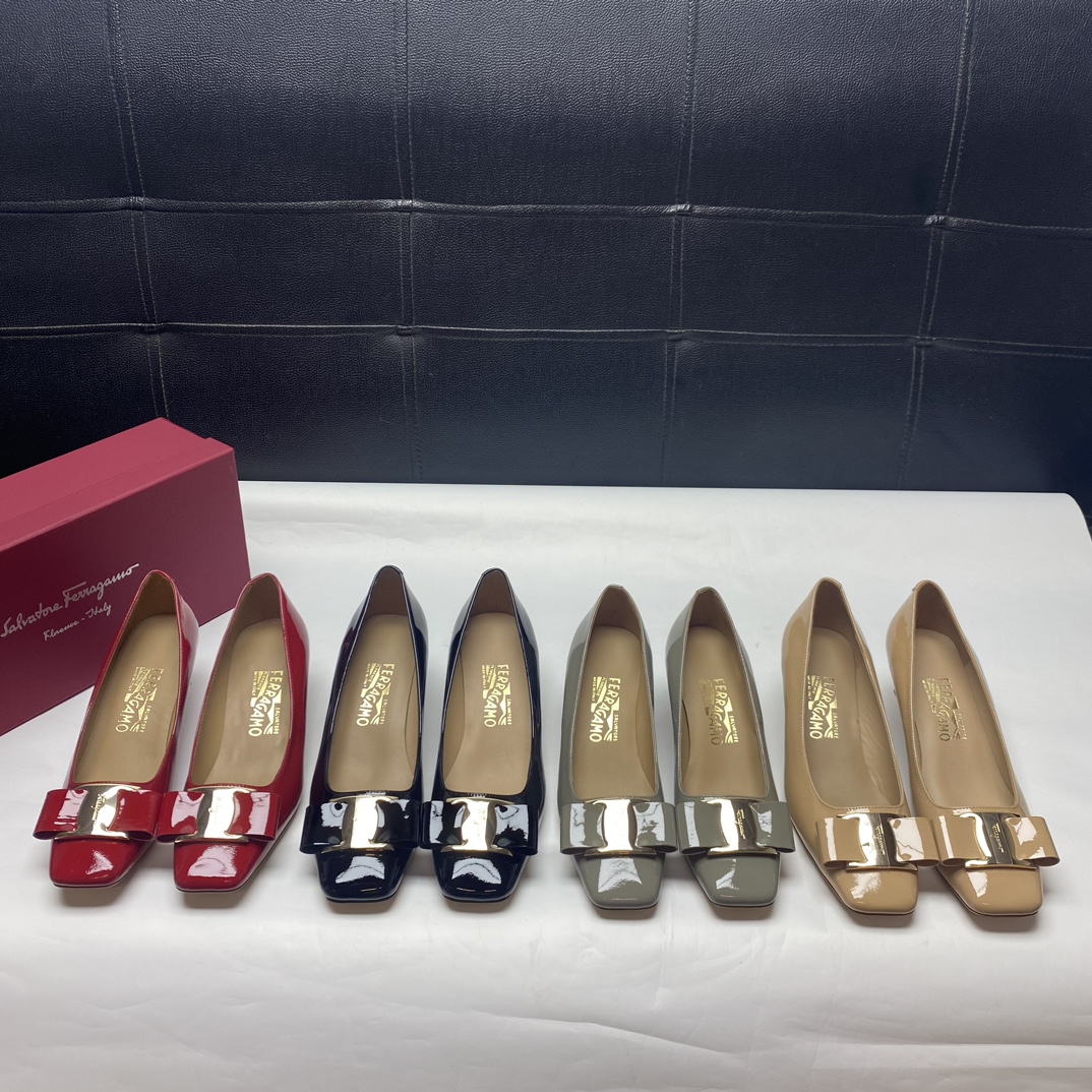NO:605091,Ferragamo square-toe shoes have always adhered to a fashionable and simple style and are designed based on the diverse needs of modern women. With this pair of extremely comfortable FERRAGAMO shoes, it is not a problem to go shopping with your girlfriends all day long with your beautiful outfit. It will not make you breathless. The key is that the appearance is also super high. The design of the bow is not exaggerated, and it can also show a different kind of sweetness. The handsome small rectangular toe design  Designed to not pick on the foot shape, it makes the feet appear more delicate. It uses a solid color design, subtly injecting an elegant taste. The design of a small thick heel makes wearing stress-free and adds a retro flavor. Simple but not simple design. The fabric is imported cow patent leather, which is delicate and smooth; the genuine leather outsole imported from Italy has a large fold and does not rebound. The heel height is 4.5CM, and the inner sheepskin is comfortable and breathable. The code number is 35.36.37.38.39.40.  Original box packaging!  Warm reminder: Genuine leather soles need to be placed on the carpet when trying them on. Do not step on the patterned soles, which will affect secondary sales and cannot be exchanged.,,ferragamo,ferragamo,sheepskin,Leather soles19860909菲拉格慕Ferragamo方头单鞋菲拉一直坚持时尚简约的风格以适合现代化女性的多元化需求为设计基础.美美的装扮搭上这双舒服到爆的FERRAGAMO菲拉格慕单鞋,和闺蜜逛个一天街都不是问题,不带喘的,关键是颜值也是超高的,并不夸张的蝴蝶结的设计,也能展现出别样的甜美范.帅气的的小长方鞋头设计,不挑脚型的同时,让脚显得更加秀气.运用了纯色的设计,巧妙的注入了优雅的味道.小粗跟的设计,让穿着无压力,增添复古味道.简约而不简单的设计.面料进口牛漆皮,细腻光滑；意大利进口真皮大底,大幅度折边不反弹,跟高4.5CM,内里羊皮,上脚舒适透气；码数35.36.37.38.39.40正码 原盒包装！温馨提示,真皮底在试穿时需要垫在地毯上面,不要踩花鞋底影响二次销售不可换.,,ferragamo,ferragamo,sheepskin,Leather soles,Men's shoes