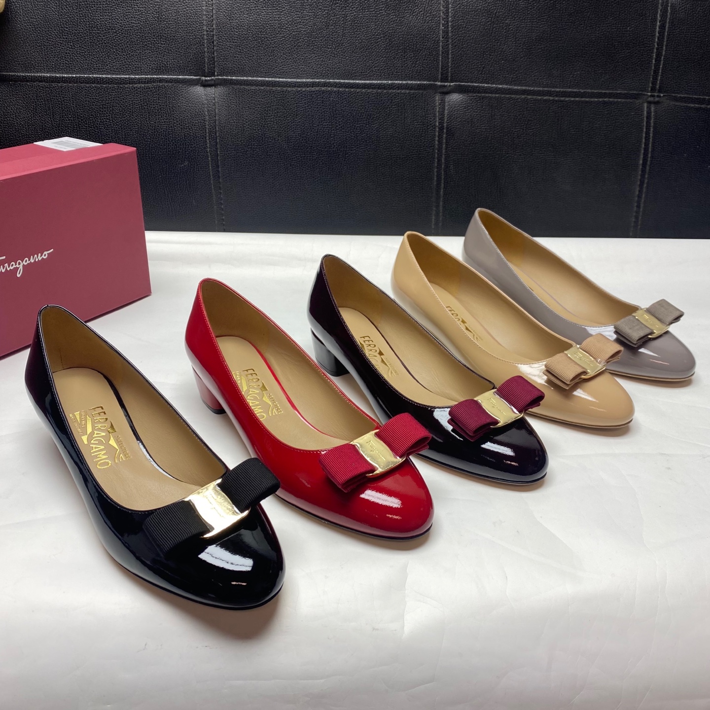 NO:605103,F family’s golden model!  The bow-knot high-heeled series has an innate sense of superiority and a simple design that integrates elegance and comfort. Whether you wear it regularly or go to various grand occasions, it can reflect your noble and elegant temperament. The version is very pedicure and the upper foot is more beautiful. The original copper buckle is made of 18K real gold.  , fabric soft cow patent leather, lining sheepskin, imported Italian two-color leather bottom, heel height 3.5CM, facial tissue packaging, the same as the counter, 5 colors available, code number: 3.5+34, 4.5=35, 5=35.5, 5.5=3  6,6=36.5,6.5=37,7=37.5,7.5=38,8=38.5,8.5=39,9.5=40 standard code, (34 and 40 need to be customized for about 3 days) original box packaging, warm reminder  !  Genuine leather soles need to be placed on the carpet when trying them on. Be careful not to step on the flowered soles, which will affect secondary sales and cannot be exchanged. Fendi, sheepskin19860909F家金典款！蝴蝶结高跟系列,与生俱来的优越感,简单的设计,集优雅与舒适度为一体,无论是时常搭配还是出入各种盛大场所,都可以体现出你的高贵典雅气质,版型非常修脚,上脚更美,原版铜扣渡18K真金 ,面料软牛漆皮,内里羊皮,进口意大利双色皮底,跟高3.5CM,面巾纸包装,和专柜一样,5色可选,码数:3.5+34,4.5=35,5=35.5,5.5=36,6=36.5,6.5=37,7=37.5,7.5=38,8=38.5,8.5=39,9.5=40标准码,(34和40需定做3天左右)原盒包装,温馨提示 ！真皮底在试穿的时候需要垫在地毯上面试穿 注意不要踩花鞋底 影响二次销售不可换,,fendi,sheepskin,Men's shoes