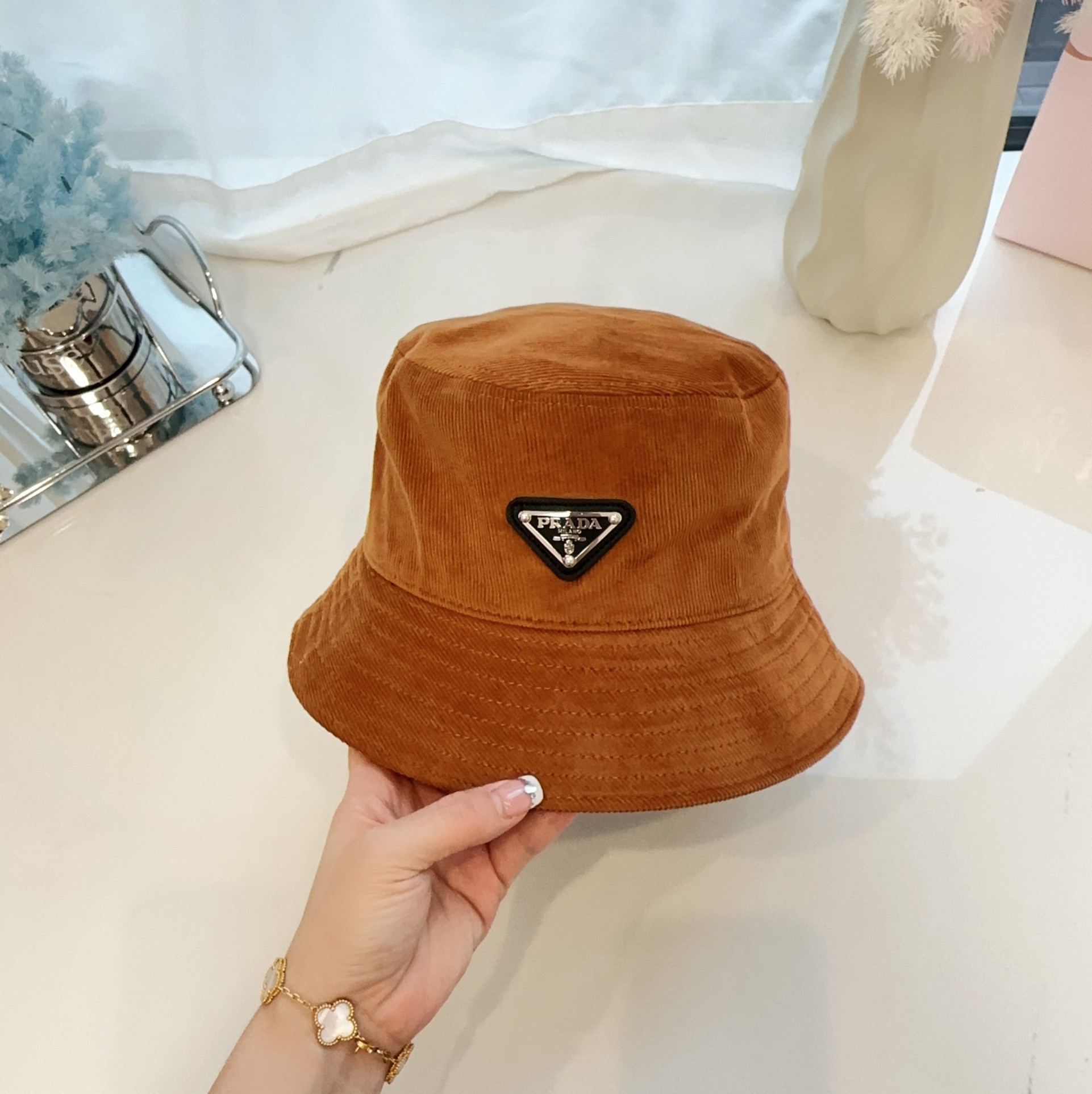 [Prada Hats]Men and women are the same