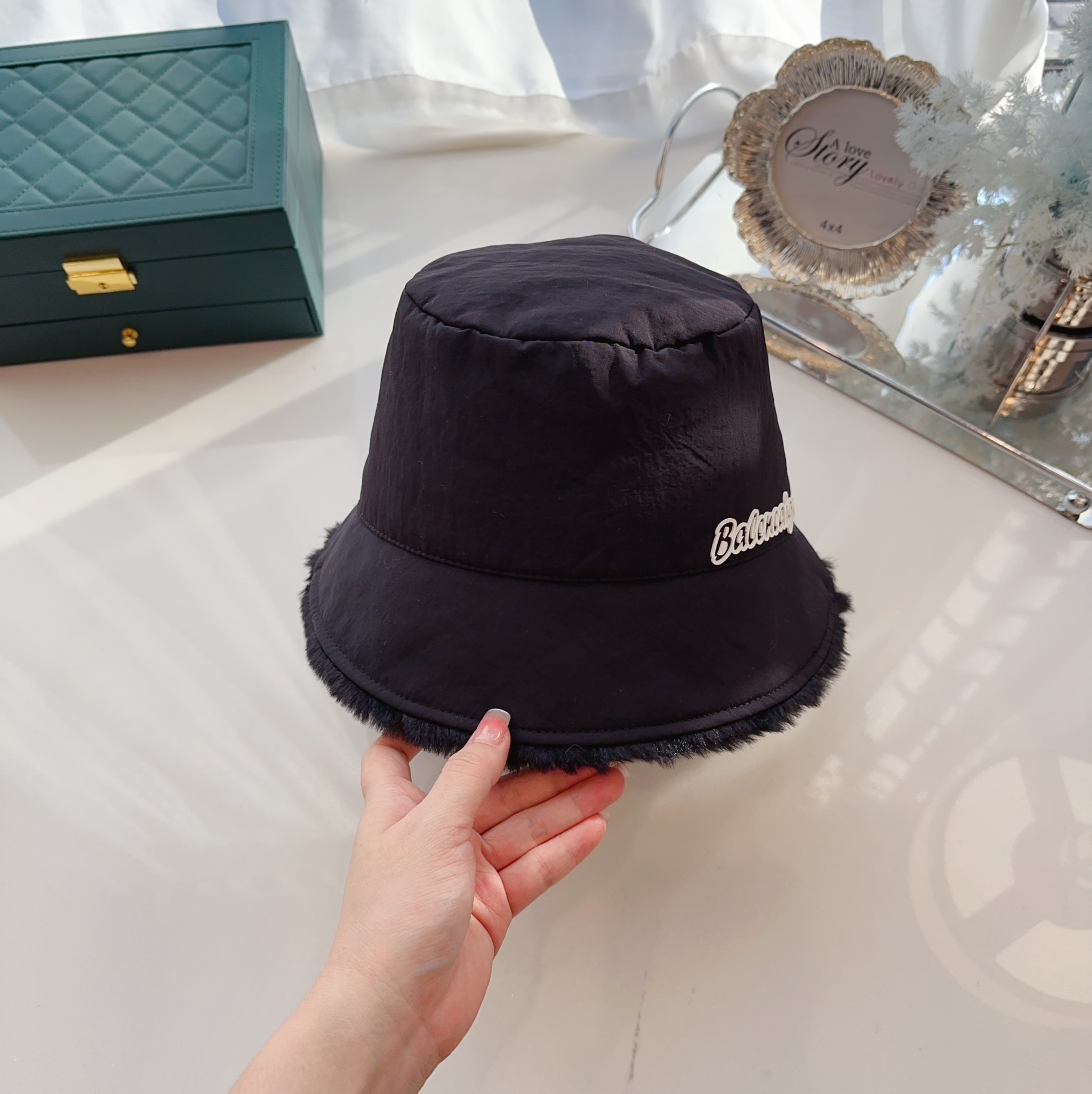 발렌시아가 토끼 모피 버킷 햇 상세 이미지 4