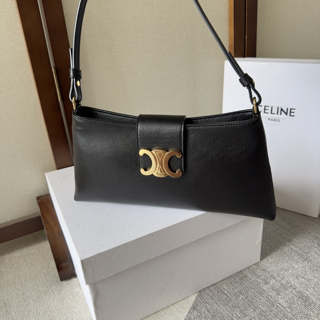 NO:209604,CELINE WINTER 23 Autumn and Winter | TRIOMPHE SOFT Cowhide Bag CELIN_E W23 is here This season's new SOFT WILTERN handbag joins the TRIOMPHE family ♀ The new bag The Wiltern clutch is a must-buy Wiltern clutch handbag named after the Wilton Theater in the 23 Autumn and Winter Show. The shape is clean and neat, the lines are very strong, the calfskin soft feel is very soft, the underarm bag looks retro and super fashionable cool  Cowhide, sheepskin lining, hand, shoulder and crossbody, zipper closure, leather flip, with TRIOMPHE all-steel magnetic buckle, 1 main compartment, removable and adjustable shoulder strap, minimum length, 22 cm, maximum 28 cm, removable chain, length 45cm Size 31 X 15 X 2 cm Number 113673, Celine, christian louboutin, celine, celine, cowhide, sheepskin19860909CELINE WINTER 23秋冬｜TRIOMPHE SOFT 牛皮革手袋 CELIN_E W23来啦 本季全新SOFT WILTERN手包加入TRIOMPHE家族♀ 新包型The Wiltern clutch是以23秋冬大秀场威尔顿剧院命名的本季必买Wiltern clutch手袋 造型干净利落 线条感很强 小牛皮soft手感很软 腋下包外观复古超级时髦cool 牛皮革,羊皮革衬里,手提、肩背和斜挎,拉链开合,皮革翻盖,配TRIOMPHE全钢磁扣,1个主隔层,可拆卸和可调节肩带,最小长度,22厘米,最大28厘米,可拆卸链条,长度45cm 尺寸31 X 15 X 2厘米 编号113673,赛琳celine,christian louboutin,celine,celine,cowhide,sheepskin,Bag