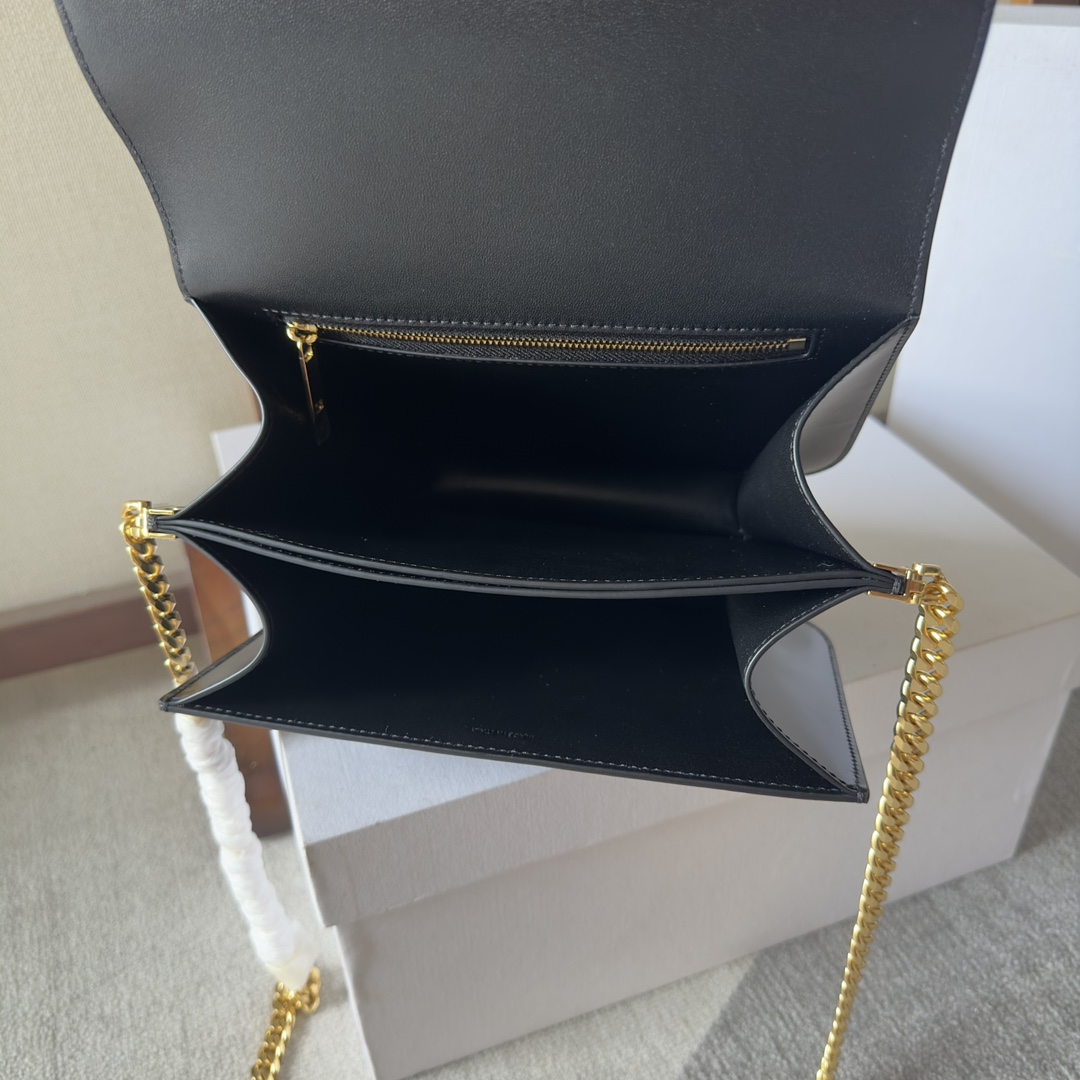 p850。 CELINE 23s秋冬新品｜COLLEGE TRIOMPHE亮泽牛皮革链条手袋
凯旋门秋季新款🆕🆕🆕
最新的COLLEGE TRIOMPHE里完全皮质＋五金棱形切割纹链条⛓简直美爆！容量也非常之好～羊皮内里无比柔软☁️
牛皮革，羊皮革衬里，斜挎和肩背，全钢TRIOMPHE磁扣，2个主隔层，1个内侧拉链口袋，1个内侧中央扁平口袋，链条长46厘米
尺寸：20 X 16 X 5厘米
编号：113583
