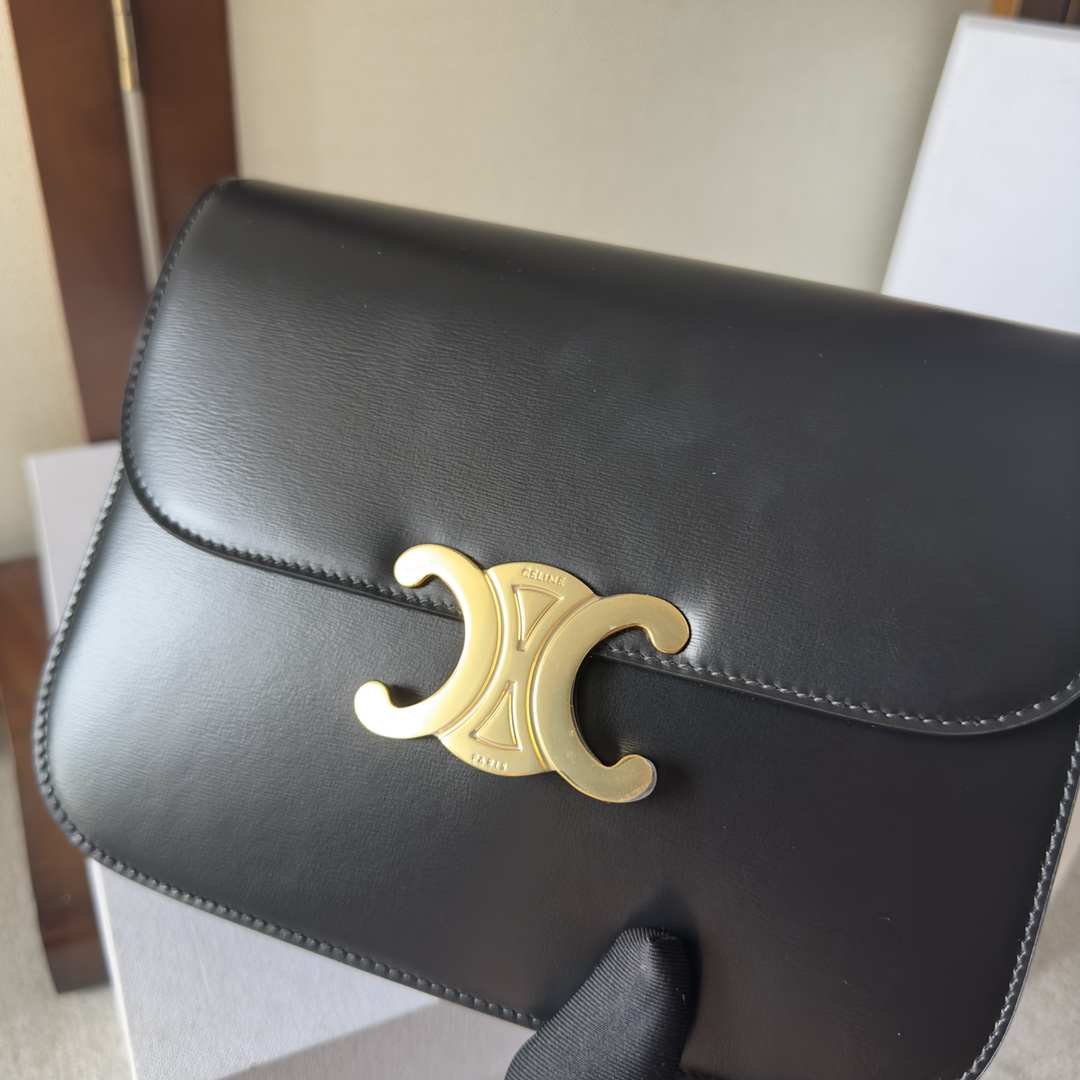 p850。 CELINE 23s秋冬新品｜COLLEGE TRIOMPHE亮泽牛皮革链条手袋
凯旋门秋季新款🆕🆕🆕
最新的COLLEGE TRIOMPHE里完全皮质＋五金棱形切割纹链条⛓简直美爆！容量也非常之好～羊皮内里无比柔软☁️
牛皮革，羊皮革衬里，斜挎和肩背，全钢TRIOMPHE磁扣，2个主隔层，1个内侧拉链口袋，1个内侧中央扁平口袋，链条长46厘米
尺寸：20 X 16 X 5厘米
编号：113583

