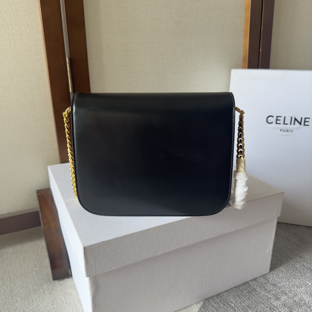 p850。 CELINE 23s秋冬新品｜COLLEGE TRIOMPHE亮泽牛皮革链条手袋
凯旋门秋季新款🆕🆕🆕
最新的COLLEGE TRIOMPHE里完全皮质＋五金棱形切割纹链条⛓简直美爆！容量也非常之好～羊皮内里无比柔软☁️
牛皮革，羊皮革衬里，斜挎和肩背，全钢TRIOMPHE磁扣，2个主隔层，1个内侧拉链口袋，1个内侧中央扁平口袋，链条长46厘米
尺寸：20 X 16 X 5厘米
编号：113583
