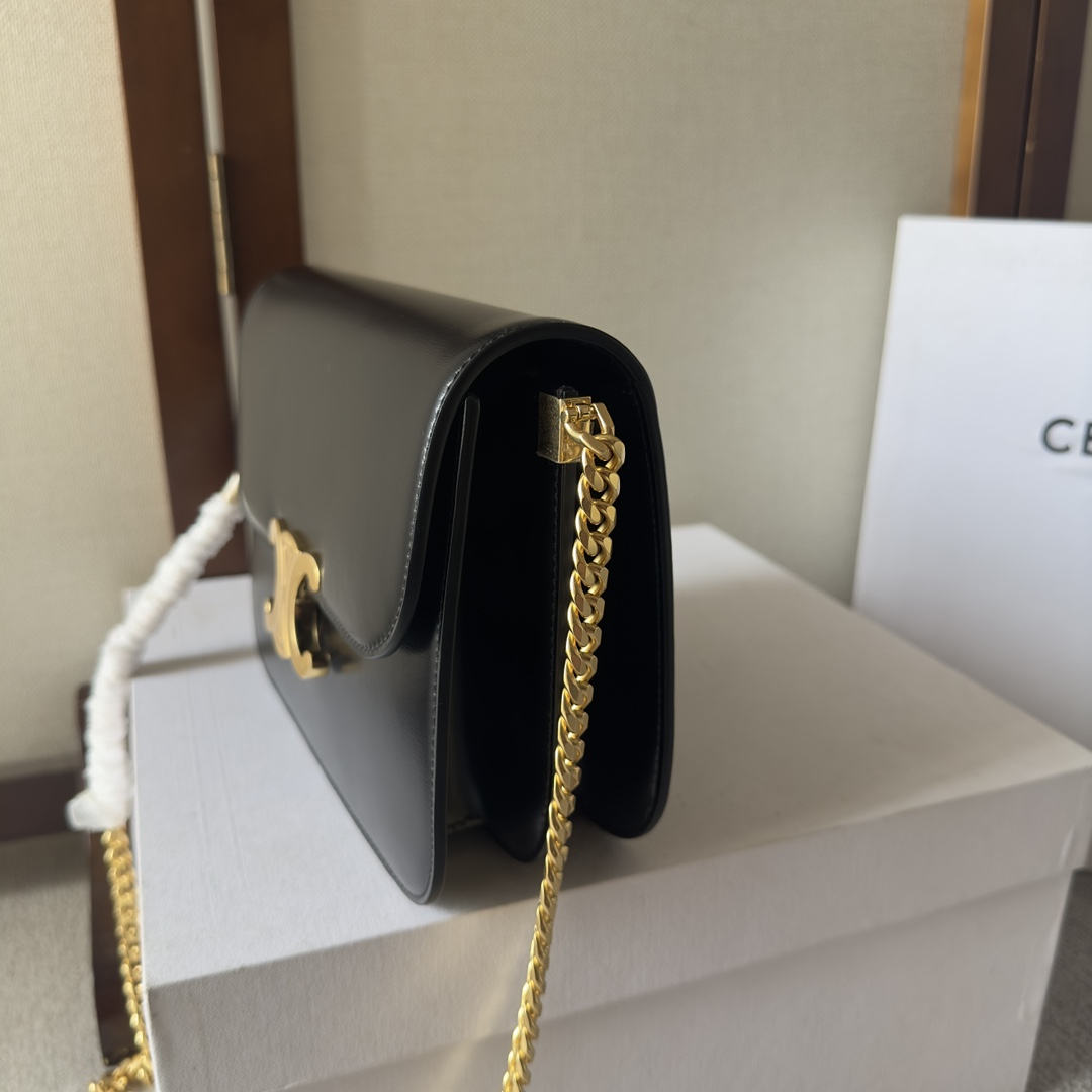 p850。 CELINE 23s秋冬新品｜COLLEGE TRIOMPHE亮泽牛皮革链条手袋
凯旋门秋季新款🆕🆕🆕
最新的COLLEGE TRIOMPHE里完全皮质＋五金棱形切割纹链条⛓简直美爆！容量也非常之好～羊皮内里无比柔软☁️
牛皮革，羊皮革衬里，斜挎和肩背，全钢TRIOMPHE磁扣，2个主隔层，1个内侧拉链口袋，1个内侧中央扁平口袋，链条长46厘米
尺寸：20 X 16 X 5厘米
编号：113583
