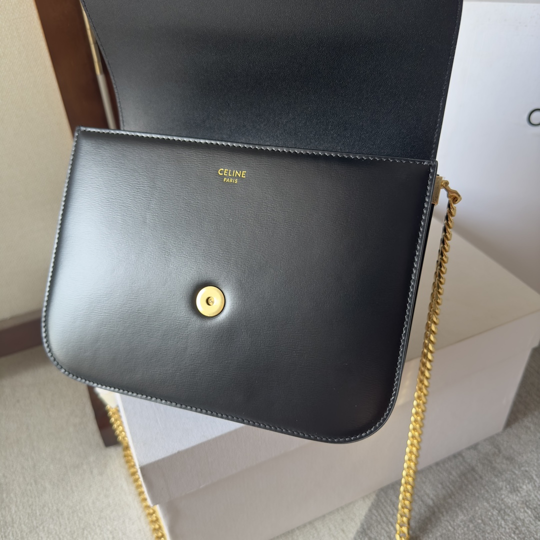 p850。 CELINE 23s秋冬新品｜COLLEGE TRIOMPHE亮泽牛皮革链条手袋
凯旋门秋季新款🆕🆕🆕
最新的COLLEGE TRIOMPHE里完全皮质＋五金棱形切割纹链条⛓简直美爆！容量也非常之好～羊皮内里无比柔软☁️
牛皮革，羊皮革衬里，斜挎和肩背，全钢TRIOMPHE磁扣，2个主隔层，1个内侧拉链口袋，1个内侧中央扁平口袋，链条长46厘米
尺寸：20 X 16 X 5厘米
编号：113583

