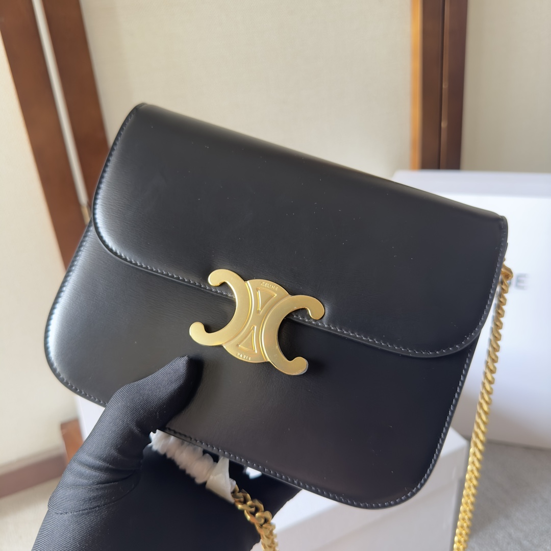 p850。 CELINE 23s秋冬新品｜COLLEGE TRIOMPHE亮泽牛皮革链条手袋
凯旋门秋季新款🆕🆕🆕
最新的COLLEGE TRIOMPHE里完全皮质＋五金棱形切割纹链条⛓简直美爆！容量也非常之好～羊皮内里无比柔软☁️
牛皮革，羊皮革衬里，斜挎和肩背，全钢TRIOMPHE磁扣，2个主隔层，1个内侧拉链口袋，1个内侧中央扁平口袋，链条长46厘米
尺寸：20 X 16 X 5厘米
编号：113583
