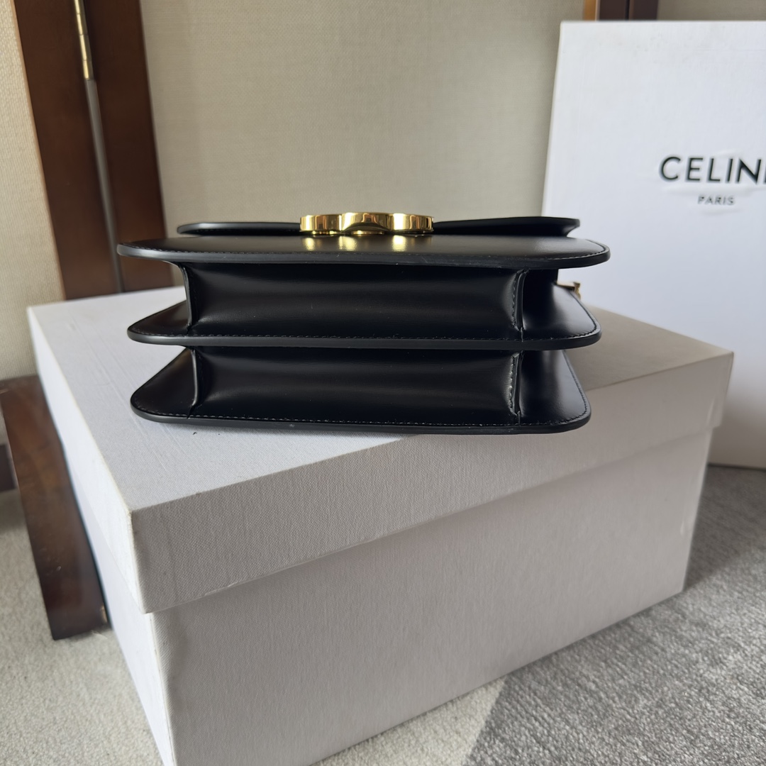 p850。 CELINE 23s秋冬新品｜COLLEGE TRIOMPHE亮泽牛皮革链条手袋
凯旋门秋季新款🆕🆕🆕
最新的COLLEGE TRIOMPHE里完全皮质＋五金棱形切割纹链条⛓简直美爆！容量也非常之好～羊皮内里无比柔软☁️
牛皮革，羊皮革衬里，斜挎和肩背，全钢TRIOMPHE磁扣，2个主隔层，1个内侧拉链口袋，1个内侧中央扁平口袋，链条长46厘米
尺寸：20 X 16 X 5厘米
编号：113583
