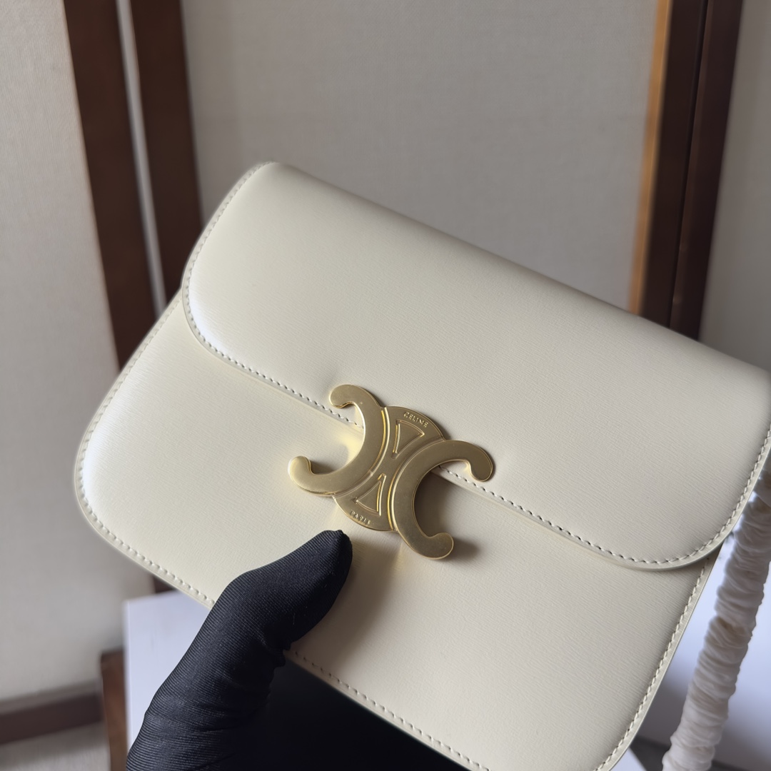 p850。 CELINE 23s秋冬新品｜COLLEGE TRIOMPHE亮泽牛皮革链条手袋
凯旋门秋季新款🆕🆕🆕
最新的COLLEGE TRIOMPHE里完全皮质＋五金棱形切割纹链条⛓简直美爆！容量也非常之好～羊皮内里无比柔软☁️
牛皮革，羊皮革衬里，斜挎和肩背，全钢TRIOMPHE磁扣，2个主隔层，1个内侧拉链口袋，1个内侧中央扁平口袋，链条长46厘米
尺寸：20 X 16 X 5厘米
编号：113583
