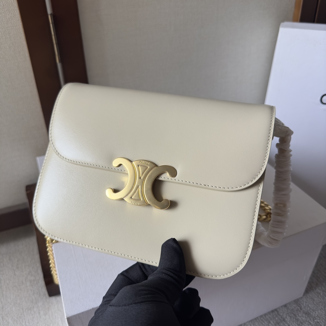 p850。 CELINE 23s秋冬新品｜COLLEGE TRIOMPHE亮泽牛皮革链条手袋
凯旋门秋季新款🆕🆕🆕
最新的COLLEGE TRIOMPHE里完全皮质＋五金棱形切割纹链条⛓简直美爆！容量也非常之好～羊皮内里无比柔软☁️
牛皮革，羊皮革衬里，斜挎和肩背，全钢TRIOMPHE磁扣，2个主隔层，1个内侧拉链口袋，1个内侧中央扁平口袋，链条长46厘米
尺寸：20 X 16 X 5厘米
编号：113583
