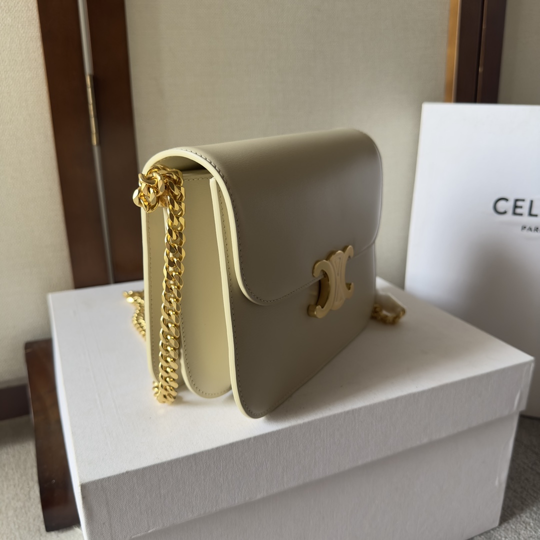 p850。 CELINE 23s秋冬新品｜COLLEGE TRIOMPHE亮泽牛皮革链条手袋
凯旋门秋季新款🆕🆕🆕
最新的COLLEGE TRIOMPHE里完全皮质＋五金棱形切割纹链条⛓简直美爆！容量也非常之好～羊皮内里无比柔软☁️
牛皮革，羊皮革衬里，斜挎和肩背，全钢TRIOMPHE磁扣，2个主隔层，1个内侧拉链口袋，1个内侧中央扁平口袋，链条长46厘米
尺寸：20 X 16 X 5厘米
编号：113583
