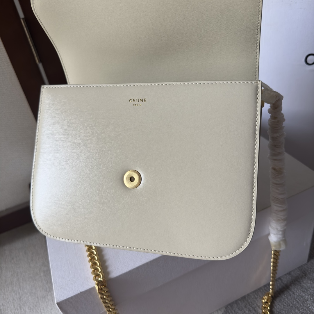 p850。 CELINE 23s秋冬新品｜COLLEGE TRIOMPHE亮泽牛皮革链条手袋
凯旋门秋季新款🆕🆕🆕
最新的COLLEGE TRIOMPHE里完全皮质＋五金棱形切割纹链条⛓简直美爆！容量也非常之好～羊皮内里无比柔软☁️
牛皮革，羊皮革衬里，斜挎和肩背，全钢TRIOMPHE磁扣，2个主隔层，1个内侧拉链口袋，1个内侧中央扁平口袋，链条长46厘米
尺寸：20 X 16 X 5厘米
编号：113583
