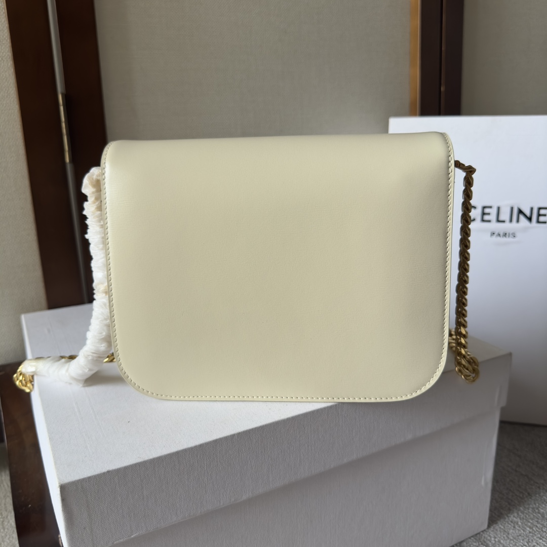 p850。 CELINE 23s秋冬新品｜COLLEGE TRIOMPHE亮泽牛皮革链条手袋
凯旋门秋季新款🆕🆕🆕
最新的COLLEGE TRIOMPHE里完全皮质＋五金棱形切割纹链条⛓简直美爆！容量也非常之好～羊皮内里无比柔软☁️
牛皮革，羊皮革衬里，斜挎和肩背，全钢TRIOMPHE磁扣，2个主隔层，1个内侧拉链口袋，1个内侧中央扁平口袋，链条长46厘米
尺寸：20 X 16 X 5厘米
编号：113583
