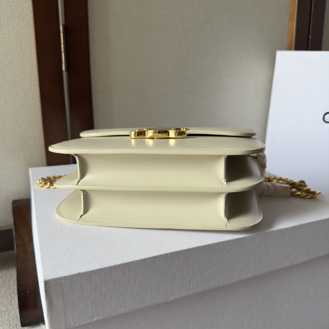 p850。 CELINE 23s秋冬新品｜COLLEGE TRIOMPHE亮泽牛皮革链条手袋
凯旋门秋季新款🆕🆕🆕
最新的COLLEGE TRIOMPHE里完全皮质＋五金棱形切割纹链条⛓简直美爆！容量也非常之好～羊皮内里无比柔软☁️
牛皮革，羊皮革衬里，斜挎和肩背，全钢TRIOMPHE磁扣，2个主隔层，1个内侧拉链口袋，1个内侧中央扁平口袋，链条长46厘米
尺寸：20 X 16 X 5厘米
编号：113583
