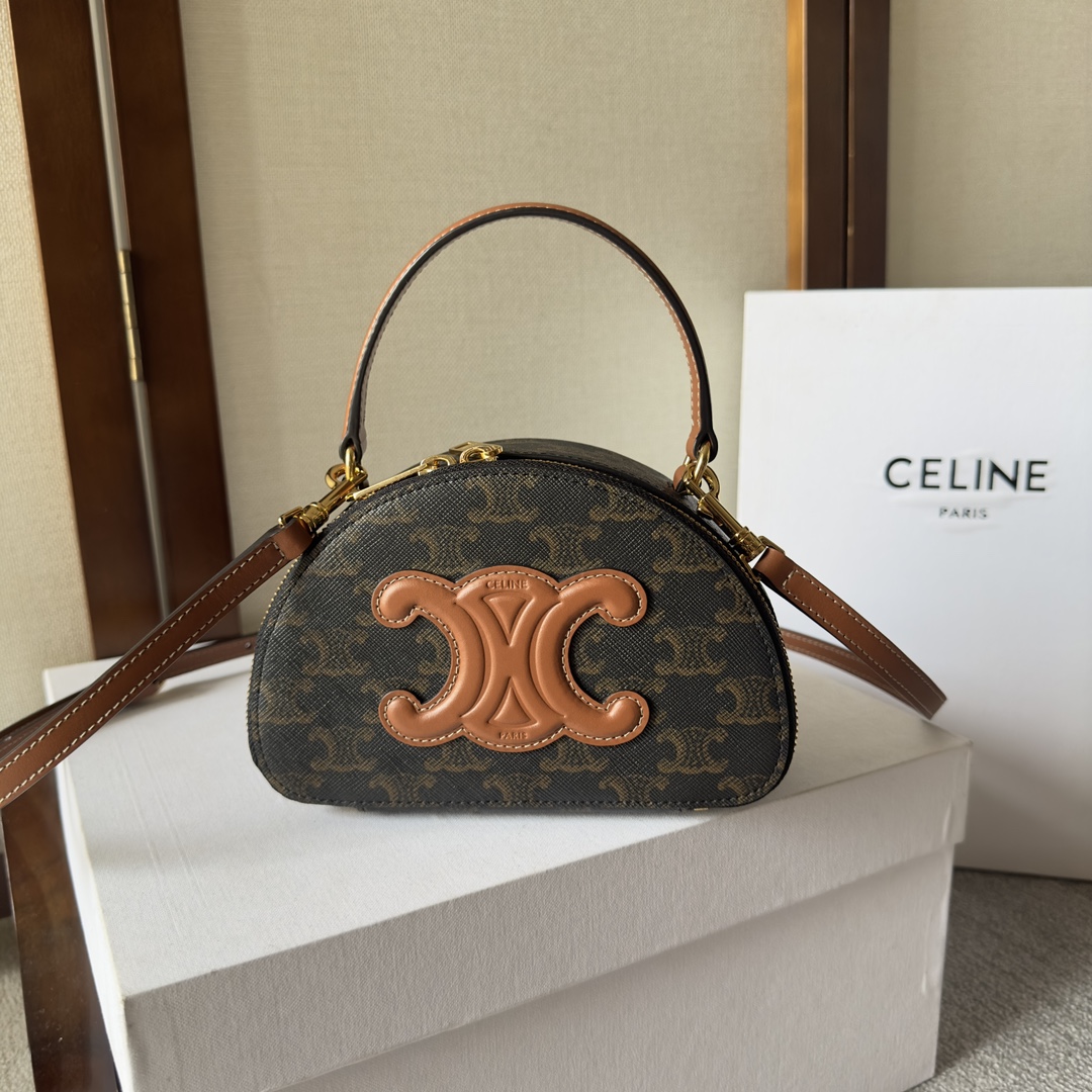 NO:212061,CELIN_E23s｜Login printed cowhide leather half-moon bag, super beautiful and cute~New half-moon bag, cute but not useless small bag, you can put down your phone (except pro Max) can be salty, sweet, classic and versatile!  Logo print, cowhide edging, fabric lining, gold finish, hand, shoulder, and crossbody, 1 main zipper compartment, removable and adjustable shoulder strap, minimum length 40 cm, maximum length 50 cm Size 18 X 12.5 X 6 cm Number 101642, Celine, celine, celine, cowhide19860909CELIN_E23s｜标志印花牛皮革半月包 超好看小可爱～新款半月包 可爱但不废的小包 可以放下手机（pro Max除外）可盐可甜经典又百搭！ 标志印花,牛皮革包边,织物衬里,金色饰面,手提、肩背和斜挎,1个主拉链隔层,可拆卸和可调节肩带,最小长度40厘米,最大长度50厘米 尺寸18 X 12.5 X 6厘米 编号101642,赛琳celine,celine,celine,cowhide,Bag