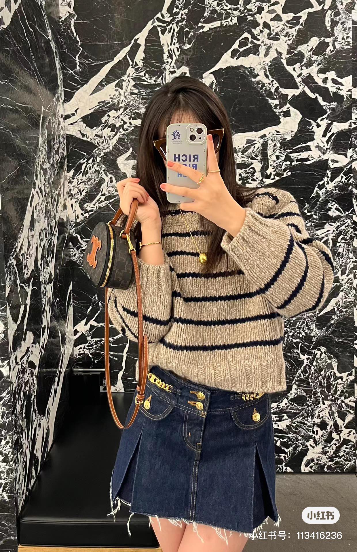 Bolso CELINE en forma de media luna, muy cool y femenino