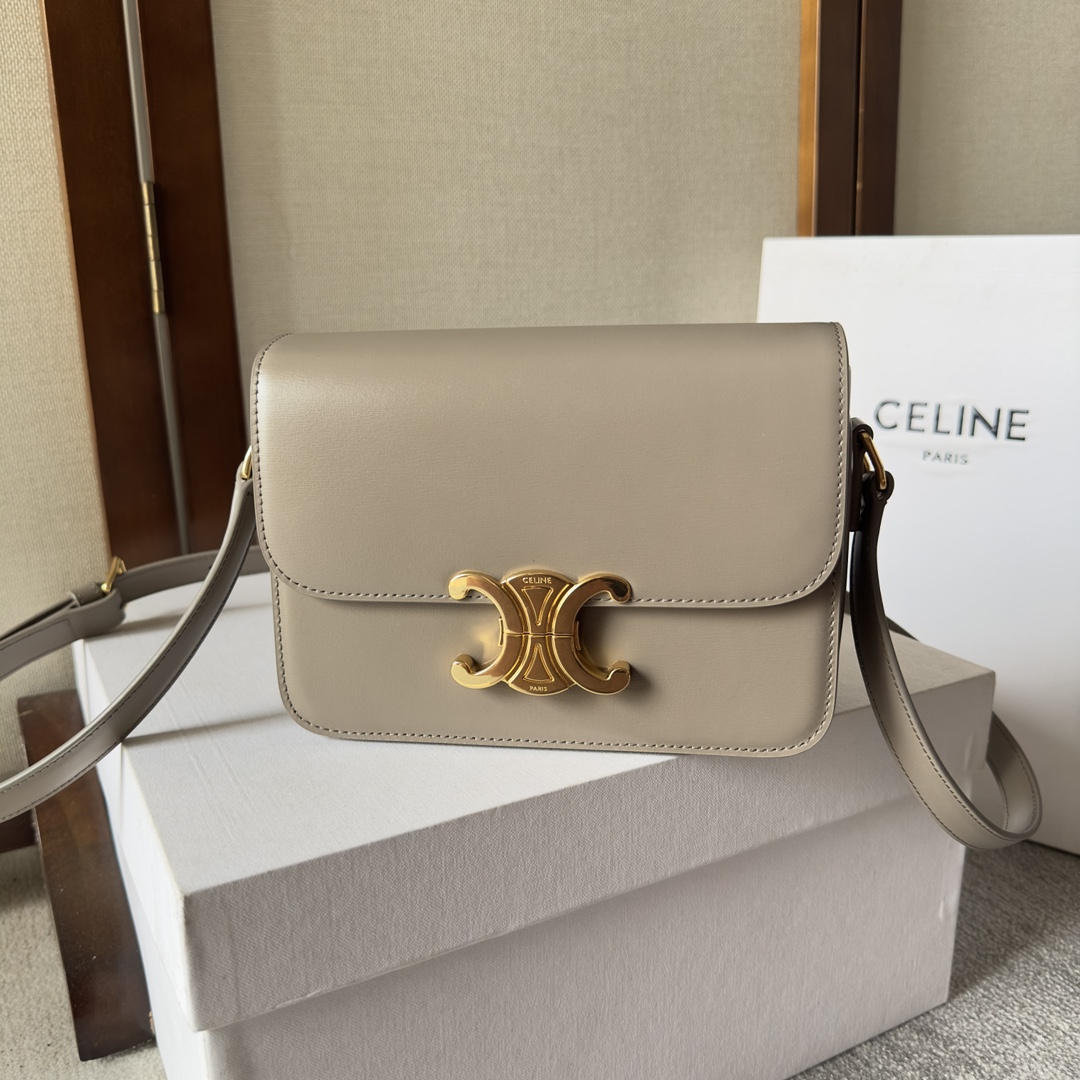 Celine Teen Triomphe Bag: Elegant Leather Crossbody with Iconic Logo Clasp 2 i1699016226 244 0