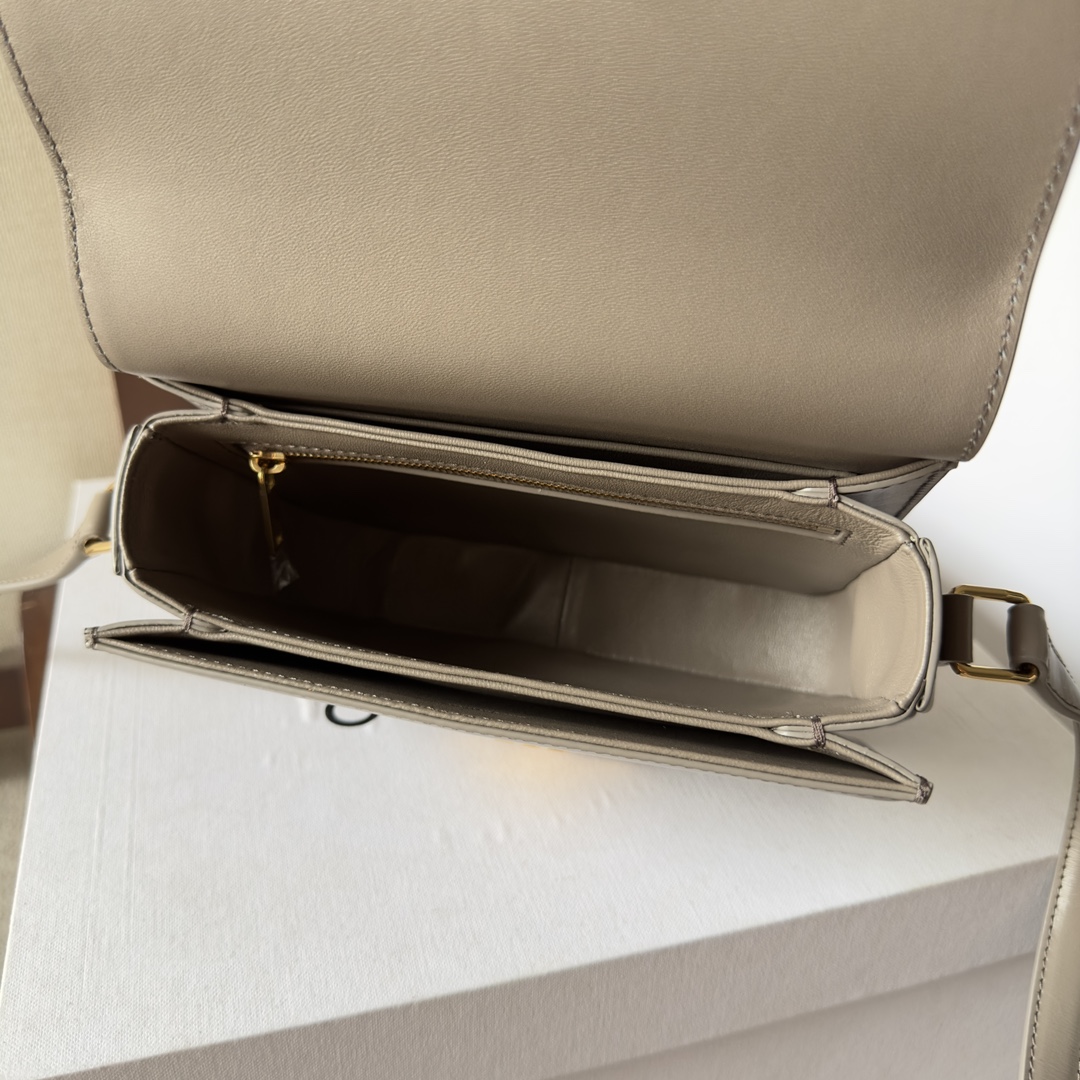 Celine Teen Triomphe Bag: Elegant Leather Crossbody with Iconic Logo Clasp 8 i1699016226 8730 6