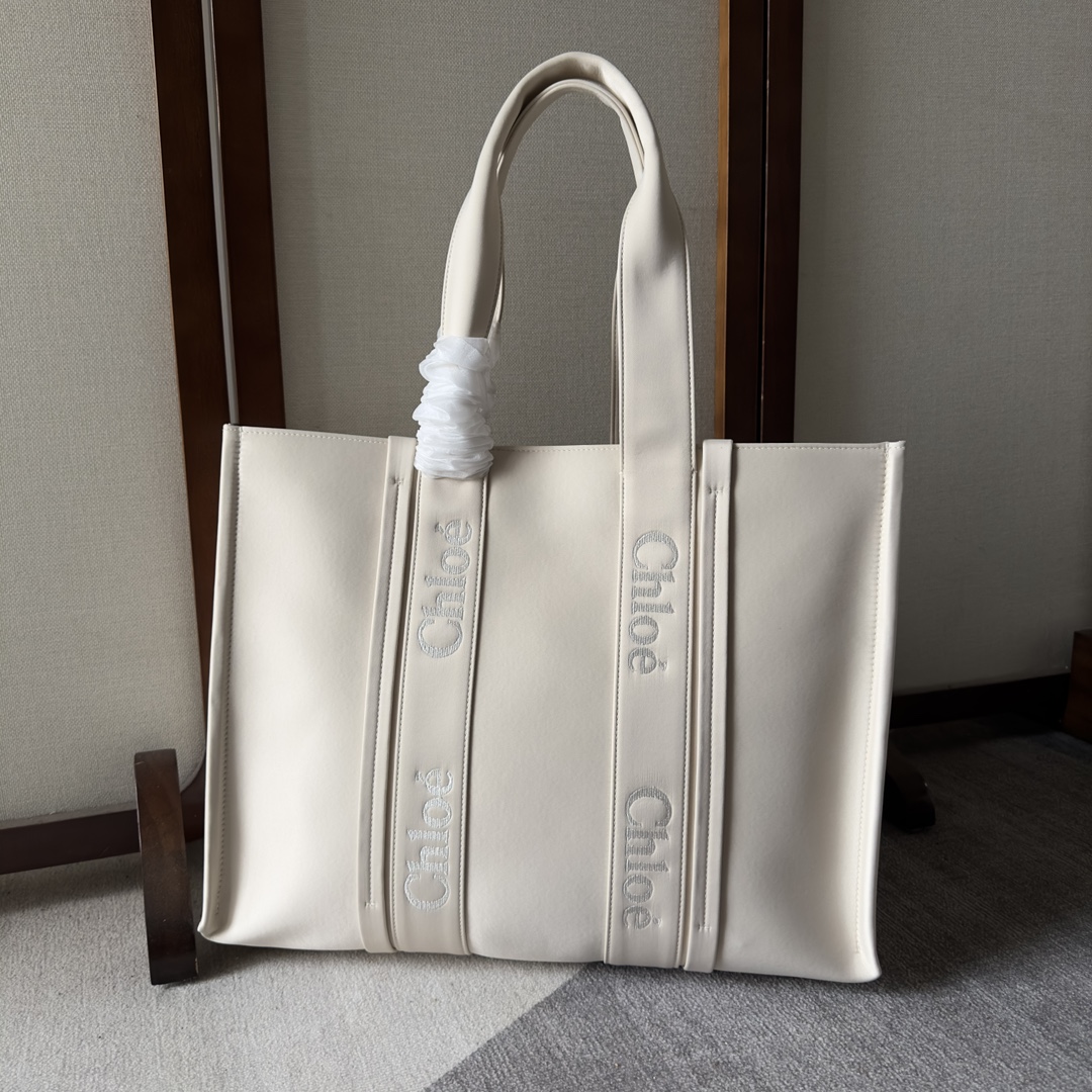 Chloé Woody Large Tote Pack: Stylish Nylon Handbag with Modern Design and Functional Features - 图片 1