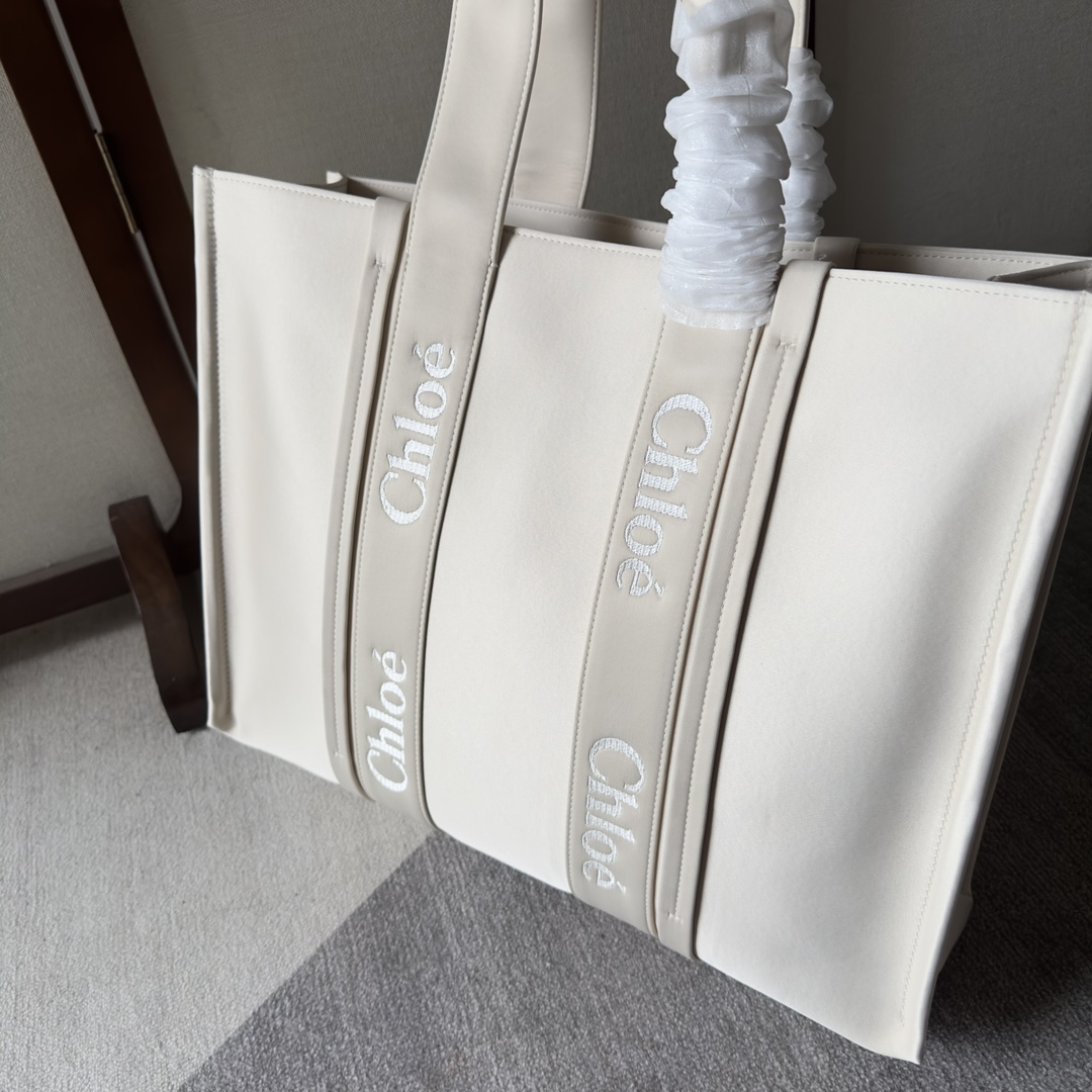 Chloé Woody Large Tote Pack: Stylish Nylon Handbag with Modern Design and Functional Features - 图片 4