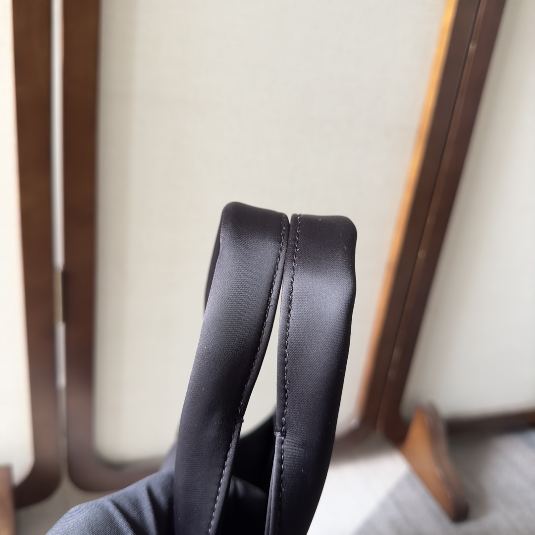 Chloé Zulu 1056 Nylon Handbag with Modern Design and Embroidery Detail - 图片 4