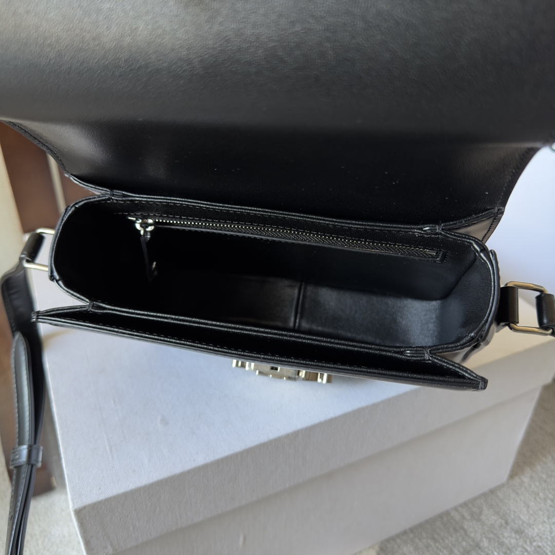 Celine Teen Triomphe Bag: Classic, Stylish, and Perfectly Sized for Everyday Use 8 i1700461940 4174 0