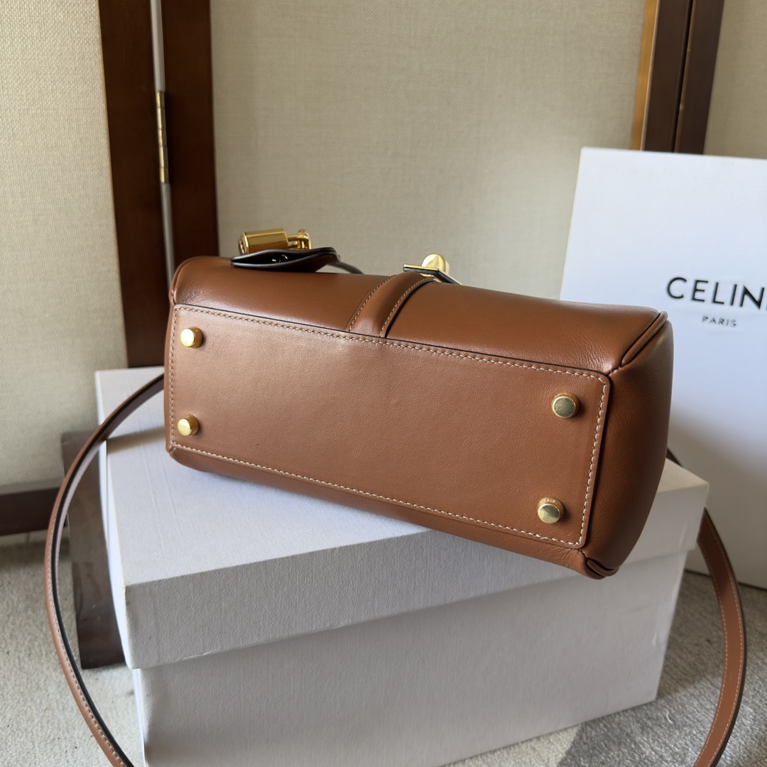 p900。原厂皮版本 CELINE最新经典袋款的名字源于CELINE高级时装的巴黎地址，即巴黎第二区薇薇安街（RUE VIVIENNE）16号的科尔伯特公馆（HÔTEL COLBERTT）。「16」由HEDI SLIMANE在他到达CELINE的第一天所设计。
9 X 7 X 4英寸（23 X 19 X 10.5厘米）
牛皮革
羊皮衬里
金色金属饰件
可挂肩、斜背及手提
转锁开关
中央拉链内袋及扁平内袋
两个内格
翻盖扁平外袋
可拆除皮革肩带，长度为18英寸（46厘米）
手挽，长度为3英寸（8.5厘米）
袋底饰有护脚
编号：188003  
