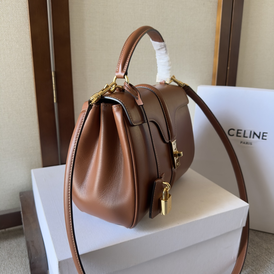 p900。原厂皮版本 CELINE最新经典袋款的名字源于CELINE高级时装的巴黎地址，即巴黎第二区薇薇安街（RUE VIVIENNE）16号的科尔伯特公馆（HÔTEL COLBERTT）。「16」由HEDI SLIMANE在他到达CELINE的第一天所设计。
9 X 7 X 4英寸（23 X 19 X 10.5厘米）
牛皮革
羊皮衬里
金色金属饰件
可挂肩、斜背及手提
转锁开关
中央拉链内袋及扁平内袋
两个内格
翻盖扁平外袋
可拆除皮革肩带，长度为18英寸（46厘米）
手挽，长度为3英寸（8.5厘米）
袋底饰有护脚
编号：188003  