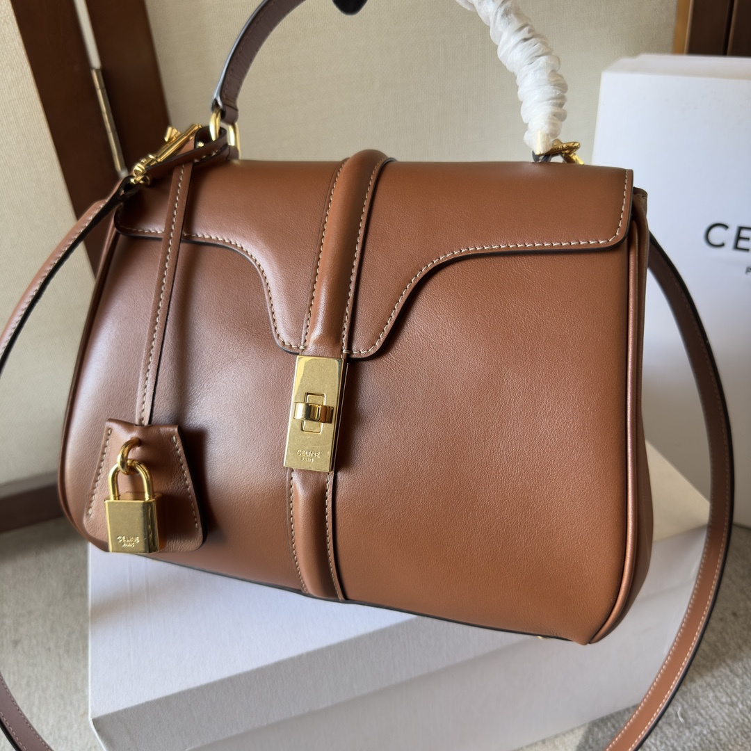 p900。原厂皮版本 CELINE最新经典袋款的名字源于CELINE高级时装的巴黎地址，即巴黎第二区薇薇安街（RUE VIVIENNE）16号的科尔伯特公馆（HÔTEL COLBERTT）。「16」由HEDI SLIMANE在他到达CELINE的第一天所设计。
9 X 7 X 4英寸（23 X 19 X 10.5厘米）
牛皮革
羊皮衬里
金色金属饰件
可挂肩、斜背及手提
转锁开关
中央拉链内袋及扁平内袋
两个内格
翻盖扁平外袋
可拆除皮革肩带，长度为18英寸（46厘米）
手挽，长度为3英寸（8.5厘米）
袋底饰有护脚
编号：188003  