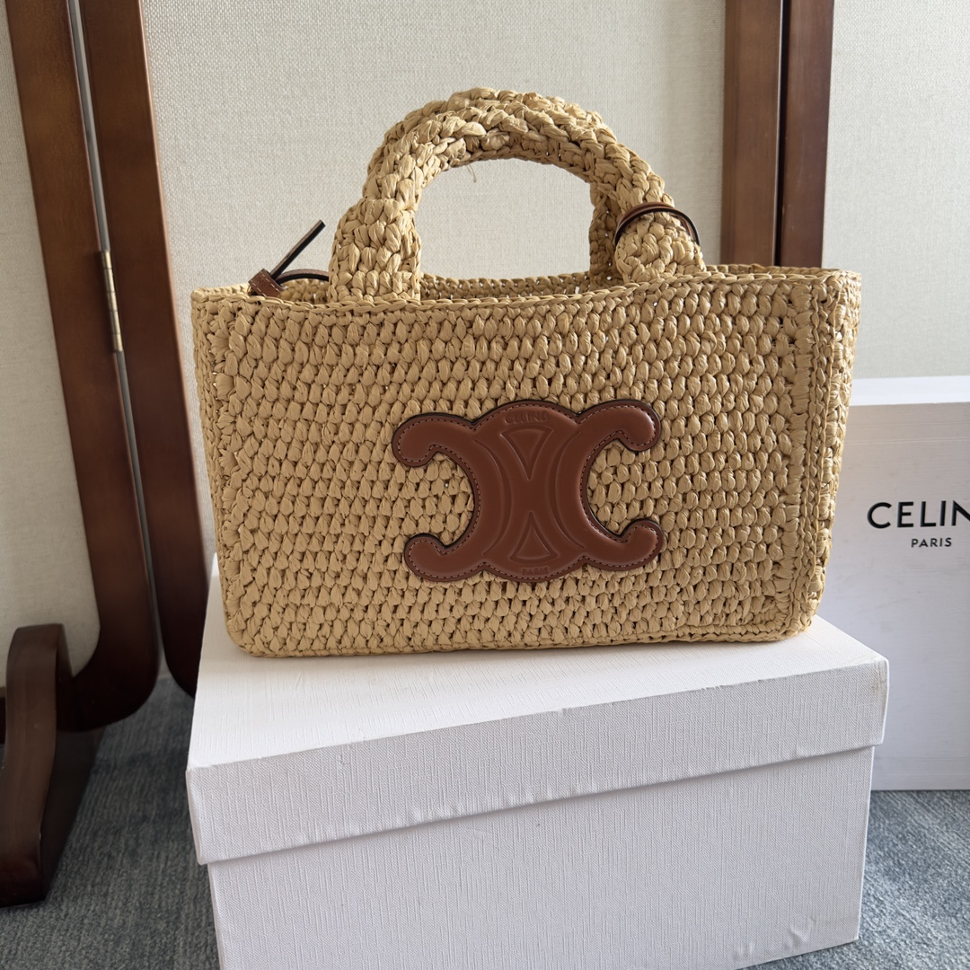 NO:212114,CELINE TCABAS THAIS small plant material and cowhide bags. In midsummer, it is a straw woven bag. CELINE24 new straw woven small Tote. Full texture, exquisite details, salty or sweet, French elegant. The atmosphere is full of various backing methods. You can carry it on the shoulders. Compared with the previous straw woven bags, the feel is more delicate and the material is softer. A must-have in summer. Natural grass pure hand-woven   three-dimensional Arc de Triomphe retro leather label   small inner bag bag. Note the hand-woven handbag, each piece is unique. The size and shape may be slightly different. Plant material, cowhide leather edge, unlined, gold finish, shoulder back, 1 inside removable zipper pocket, handle length 12 cm, removable and adjustable shoulder strap, minimum length 44 cm, maximum length 46 cm Size 27 X 19 X  13 cm model number 116302 (with original packaging), celine, celine, celine, espadrilles, cowhide19860909CELINE TCABAS THAIS小号植物材料和牛皮革手袋 盛夏是属于草编包的 CELINE24新款草编小托特 满分质感 细节精致 可盐可甜 法式优雅 氛围感拉满多种背法 可拎可肩背～ 相比较以往的草编包手感更加细腻 材质更加柔软 夏天必备 天然草纯手工编织 立体凯旋门复古皮标 小内袋包 注手工编织手袋,每件作品皆别具一格.尺寸和造型可能稍有差异. 植物材料,牛皮革包边,无衬里,金色饰面,肩背,1个内侧可拆卸拉链口袋,提手长12厘米,可拆卸和可调节肩带,最小长度44厘米,最大长度46厘米 尺寸27 X 19 X 13厘米 款号116302（配原版包装）,赛琳celine,celine,celine,espadrilles,cowhide,Bag